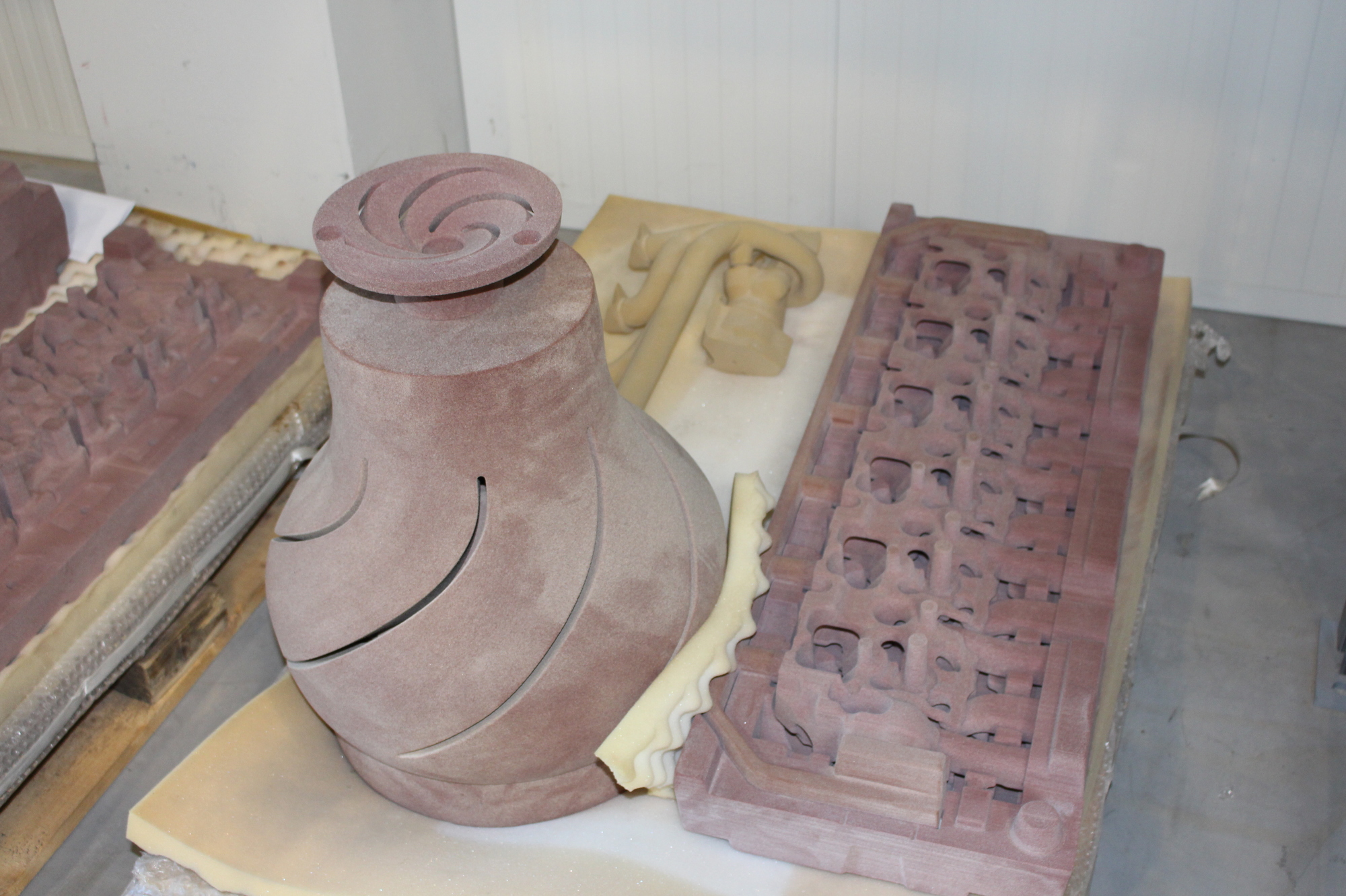 Integralkrümmer für Pkw (hinten links), Impeller für Pumpen (vorne links) und ein weiterer Motor.