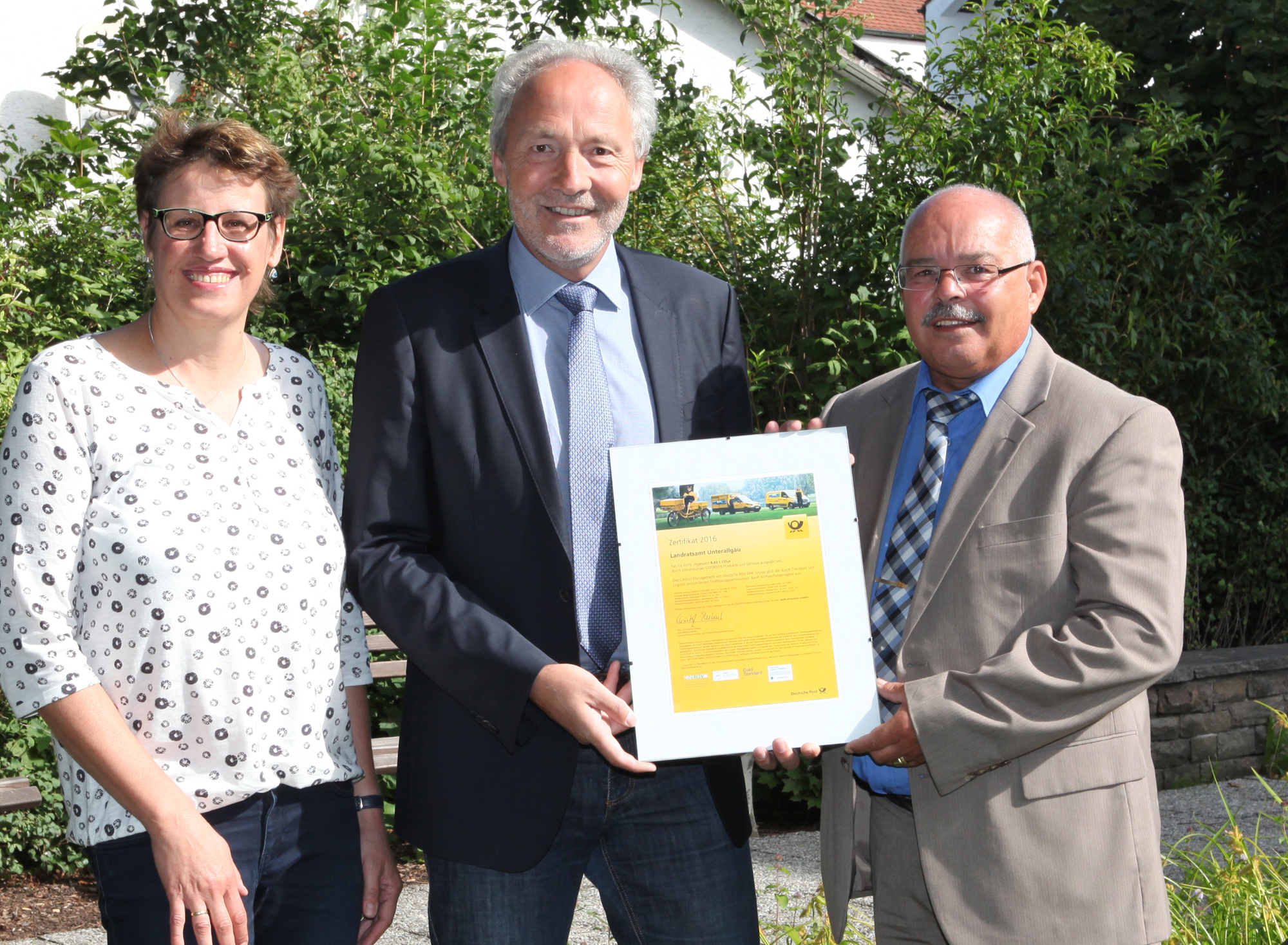 Andrea Ruprecht, Landrat Hans-Joachim Weirather und Arnold Biberger. Foto: Eva Büchele/Landratsamt Unterallgäu