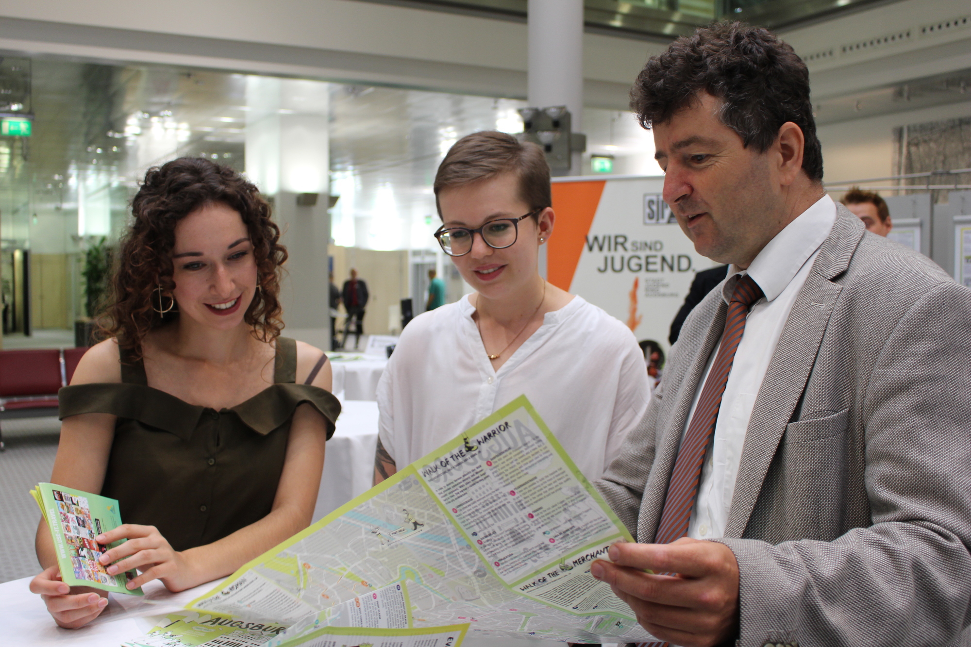 Bürgermeister Dr. Stefan Kiefer wirft einen ersten Blick auf den Stadtplan. Foto: Isabell Walter/B4B WIRTSCHAFTSLEBEN SCHWABEN