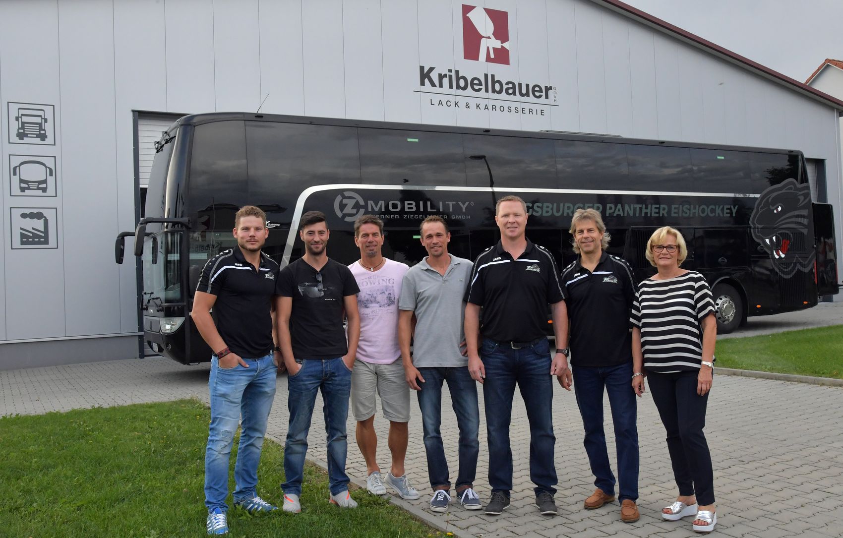 Spieler, Trainer und Manager holen den neuen Bus in Königsbrunn ab. Foto: Siegfried Kerpf