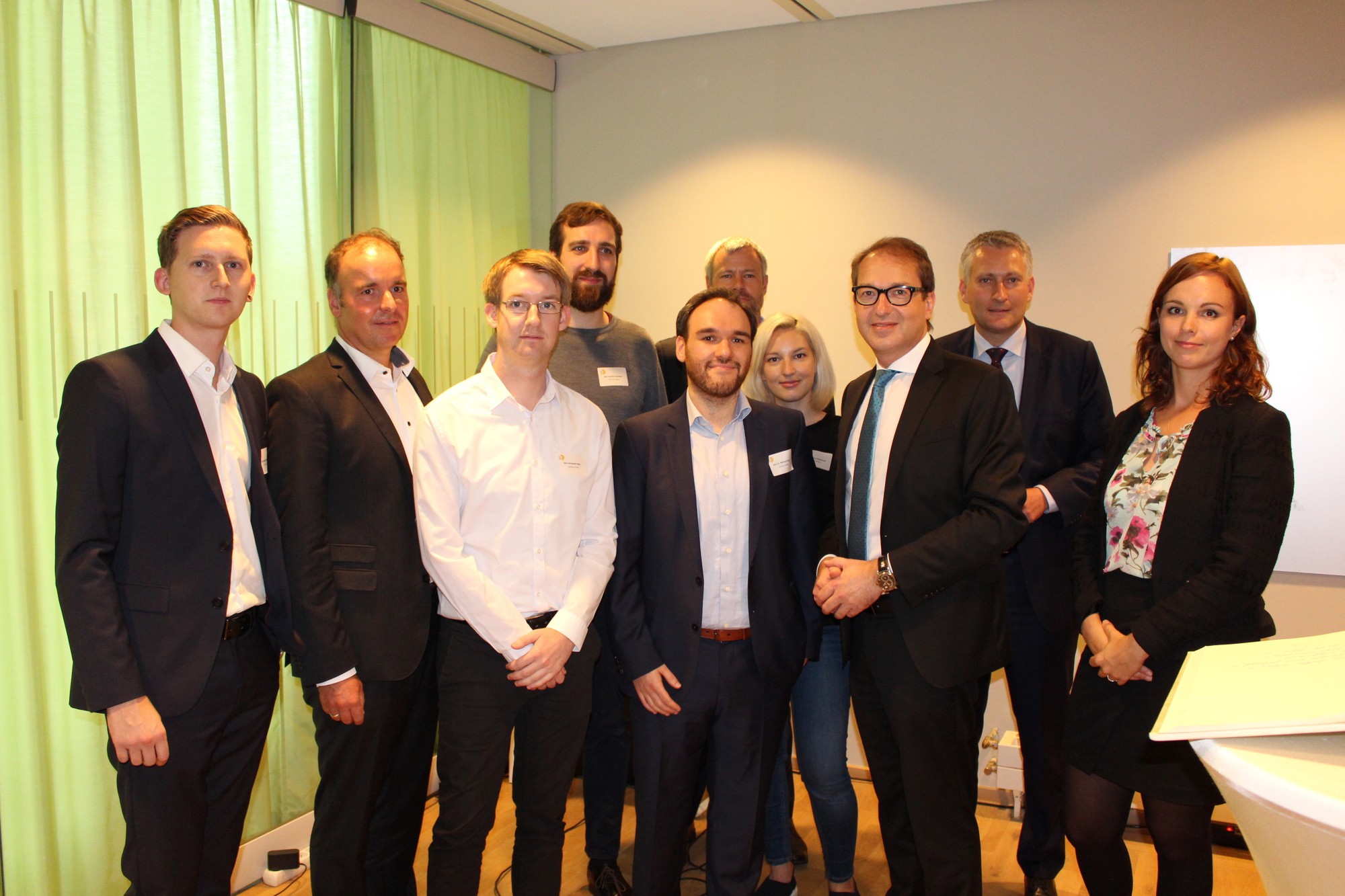 Die Startup-Unternehmer mit Alexander Dobrindt. Foto: Iris Zeilnhofer/B4B WIRTSCHAFTSLEBEN SCHWABEN