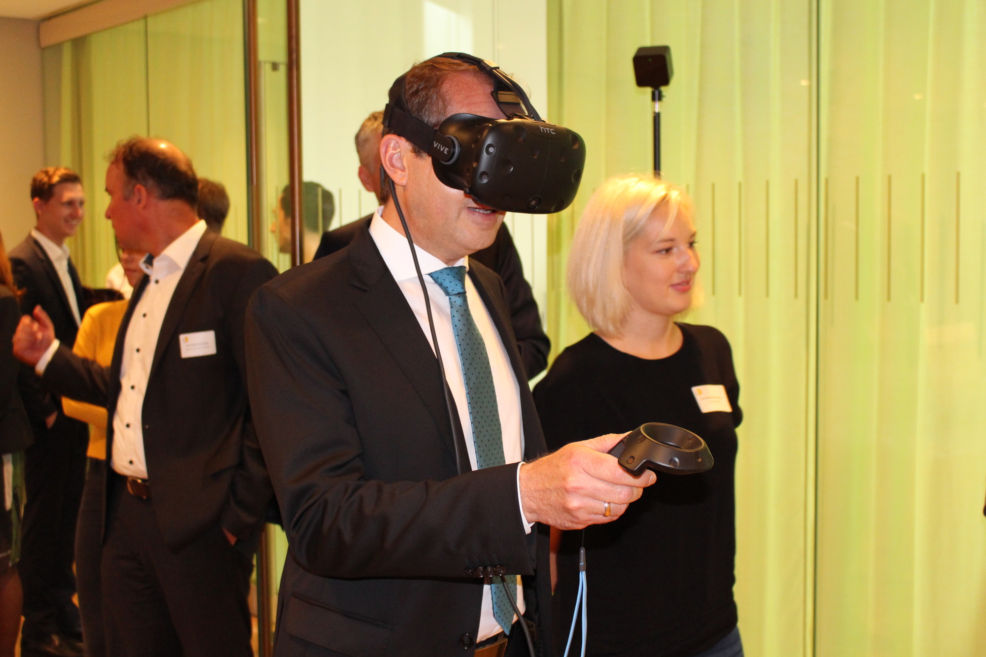 Alexander Dobrindt testet die VR-Animation von Not Yet Visible. Foto: Iris Zeilnhofer/B4B WIRTSCHAFTSLEBEN SCHWABEN