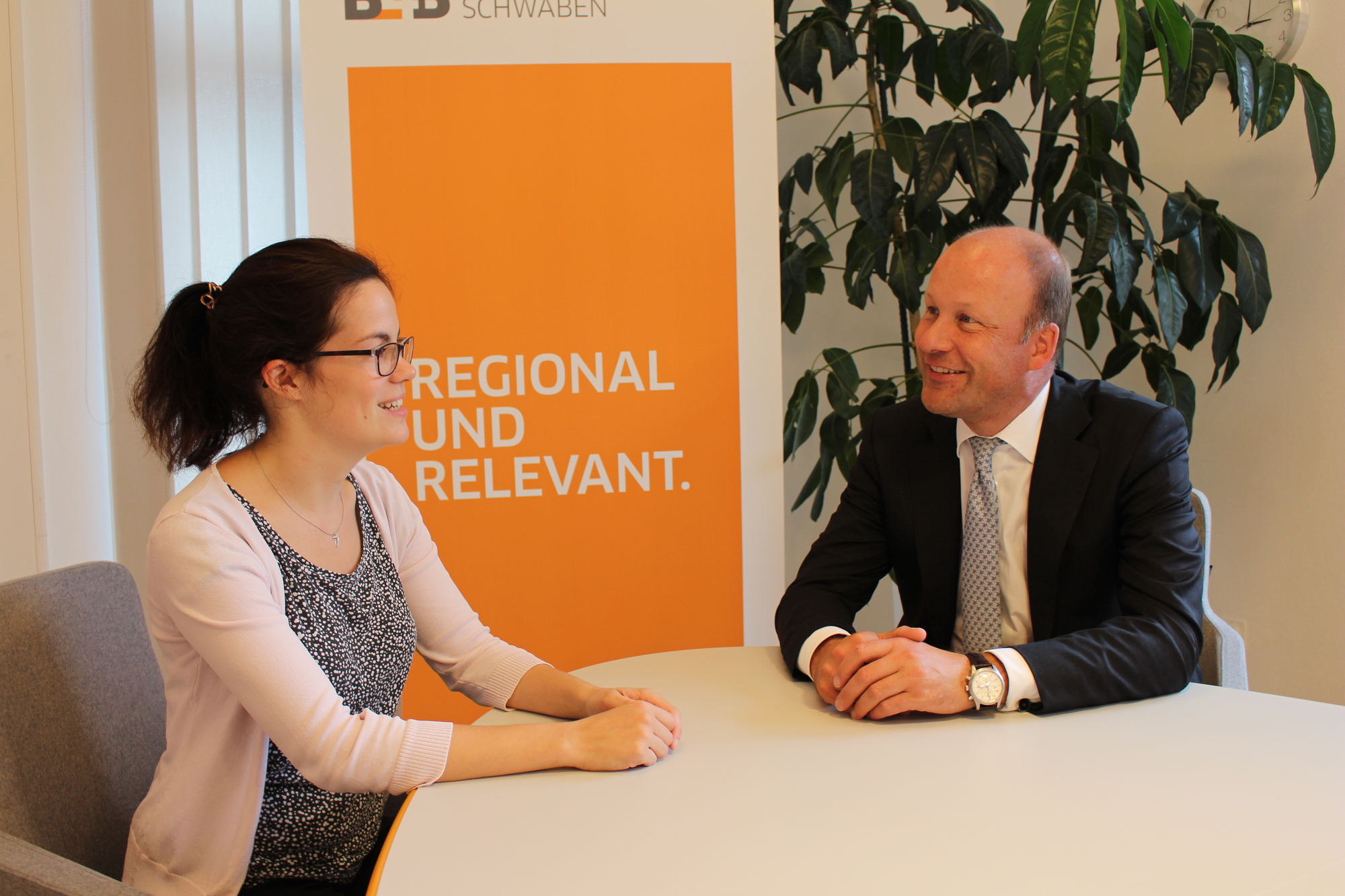 Landrat Martin Sailer (rechts) im Gespräch mit unserer Redakteurin Rebecca Weingarten. Foto: B4B WIRTSCHAFTSLEBEN SCHWABEN