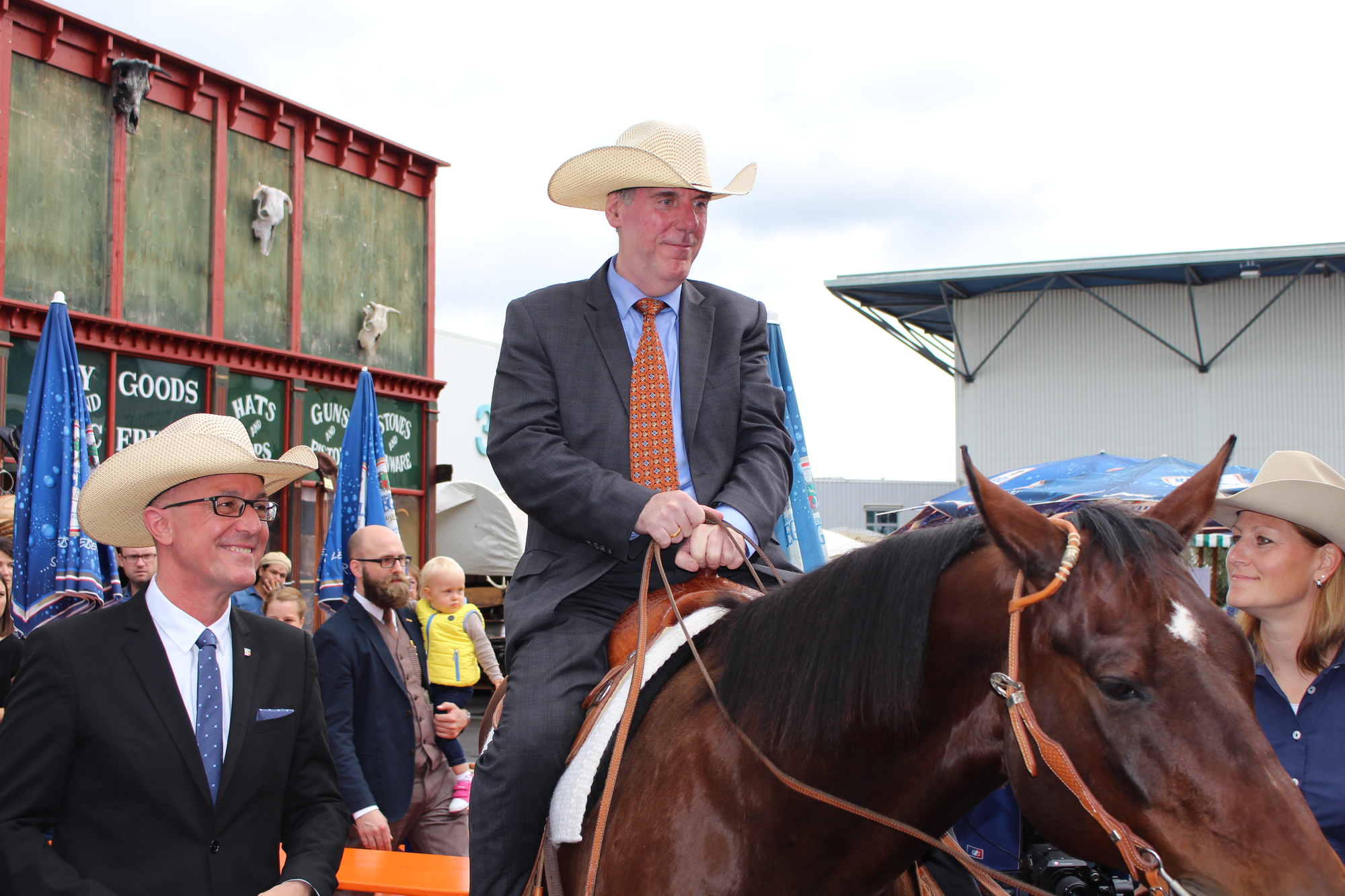 Landrat Klaus Metzger mit einem Vertreter aus dem US Konsulat München bei der Eröffnung. Foto: B4B WIRTSCHAFTSLEBEN SCHWABEN