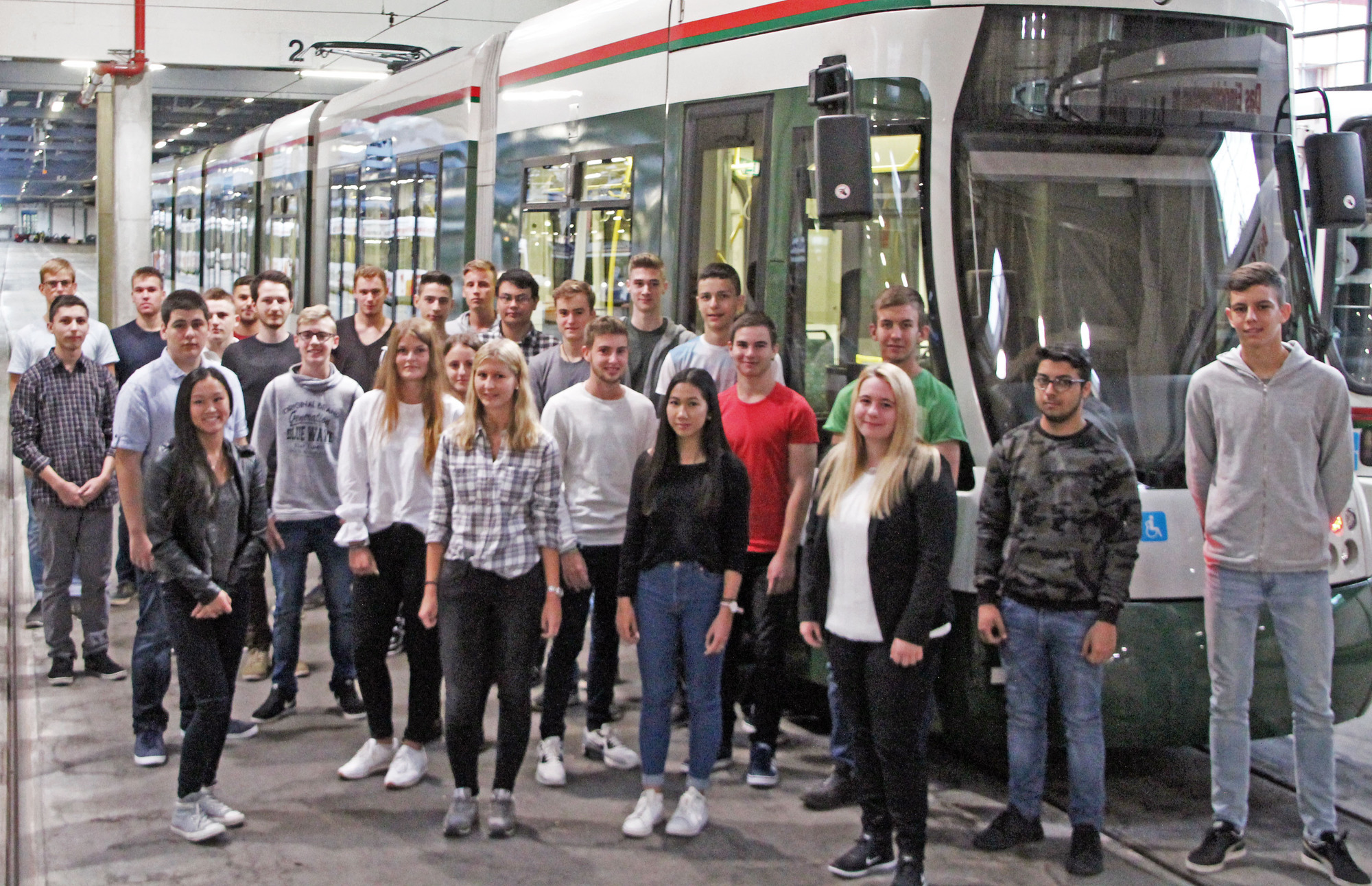 23 junge Menschen starten ihre Ausbildung bei den Stadtwerken Augsburg. Foto: swa/Alina Jakob