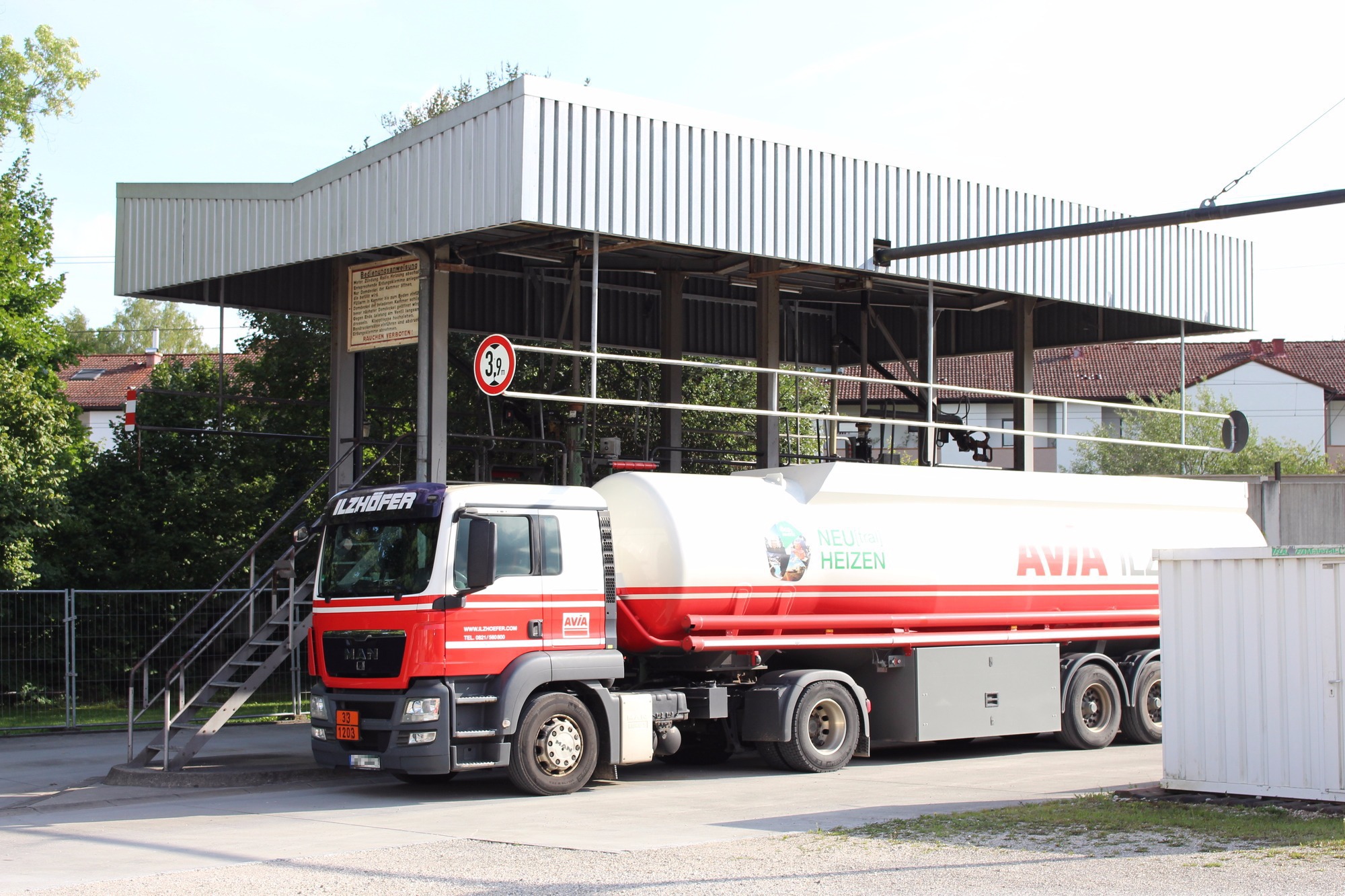 Hier werden die Tankwagen mit Kraftstoffen betankt.