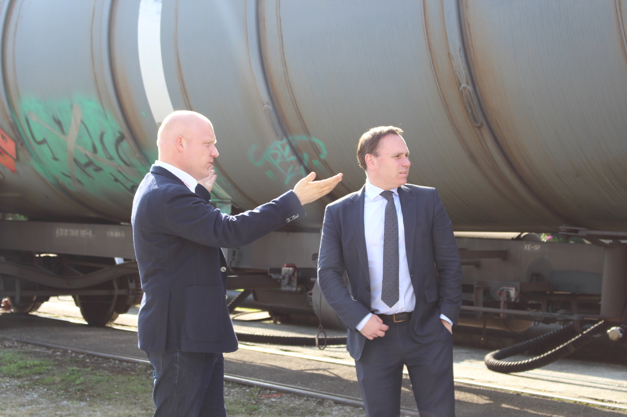 Richard Walch und Dr. Volker Ullrich vor einem Kesselwagen.