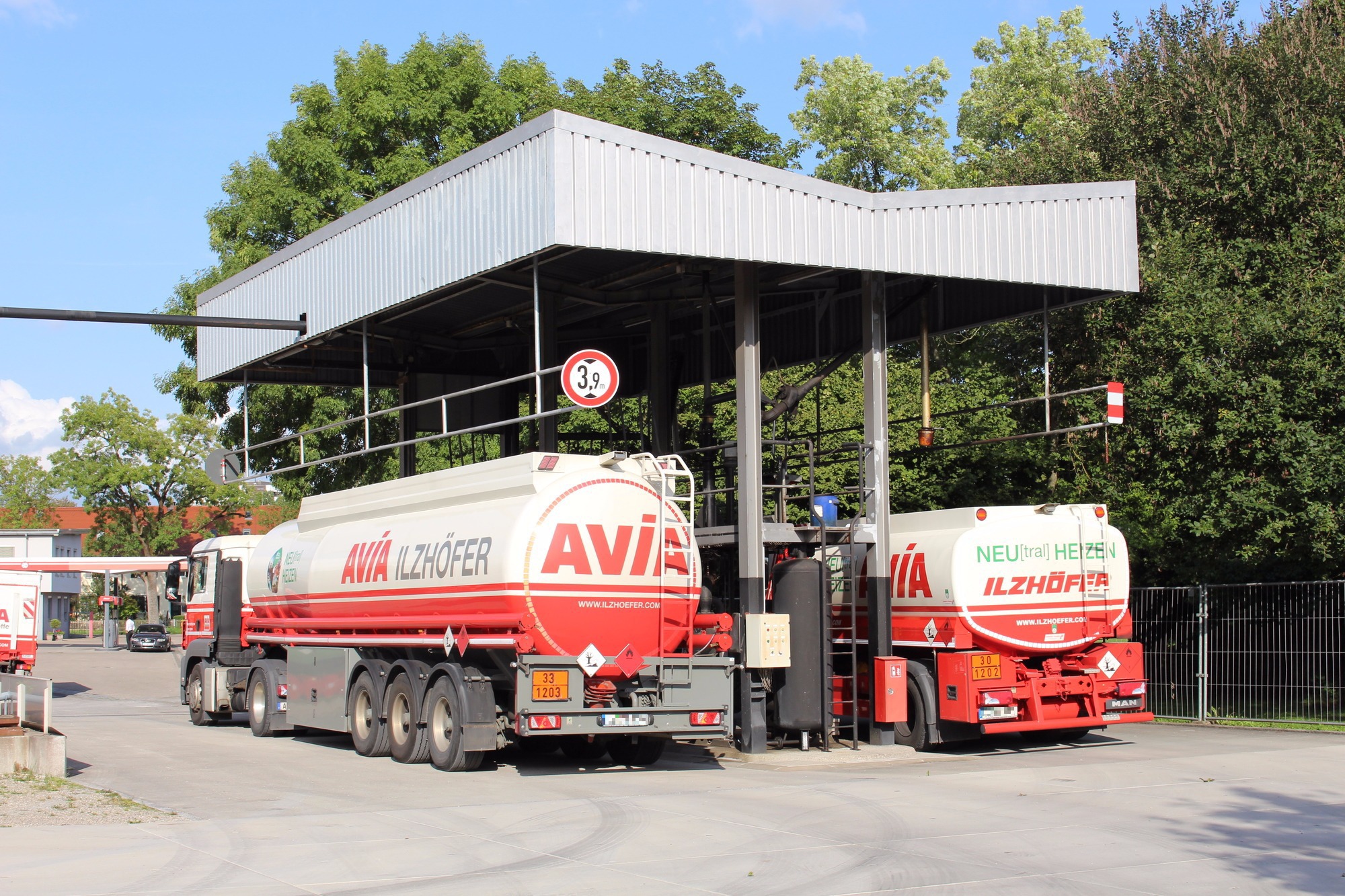 Zwei Tankwagen werden mit Kraftstoff befüllt.