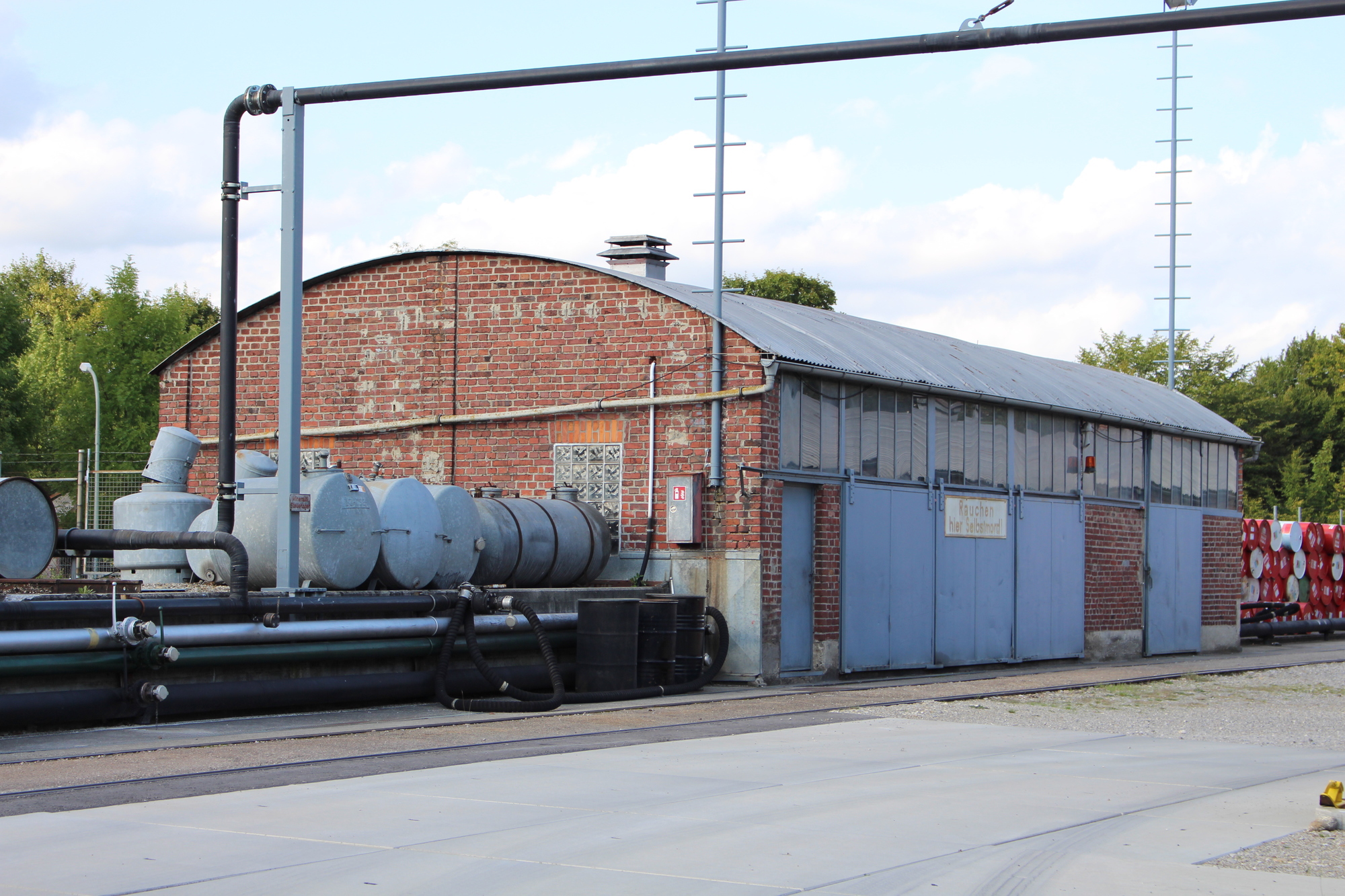 In diesem Gebäude stehen die Pumpen, die den Kraftstoff zu Befüllung der Tankwagen befördern.