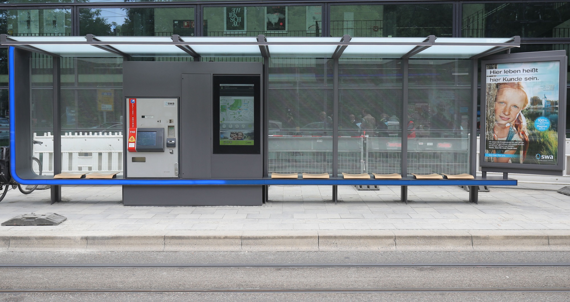 So sieht die neue Haltestellengeneration der Stadtwerke aus. Foto: swa / Michael Hochgemuth