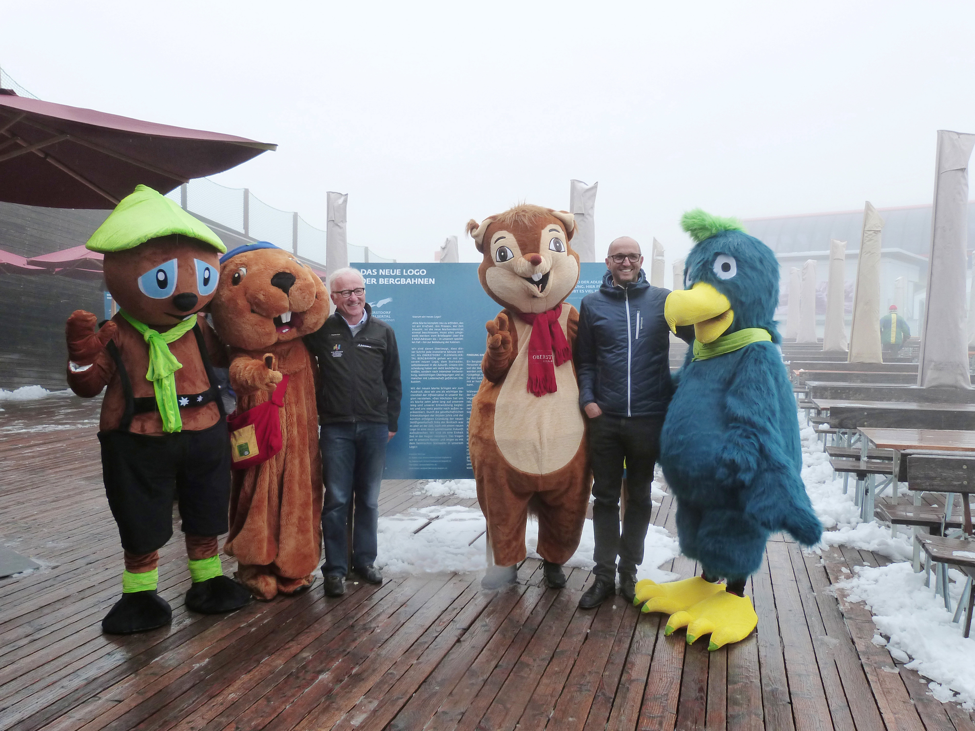Die Vorstände Augustin Kröll und Dr. Andreas Gapp mit den Bergbahnmaskottchen. Foto: Oberstdorf · Kleinwalsertal Bergbahnen