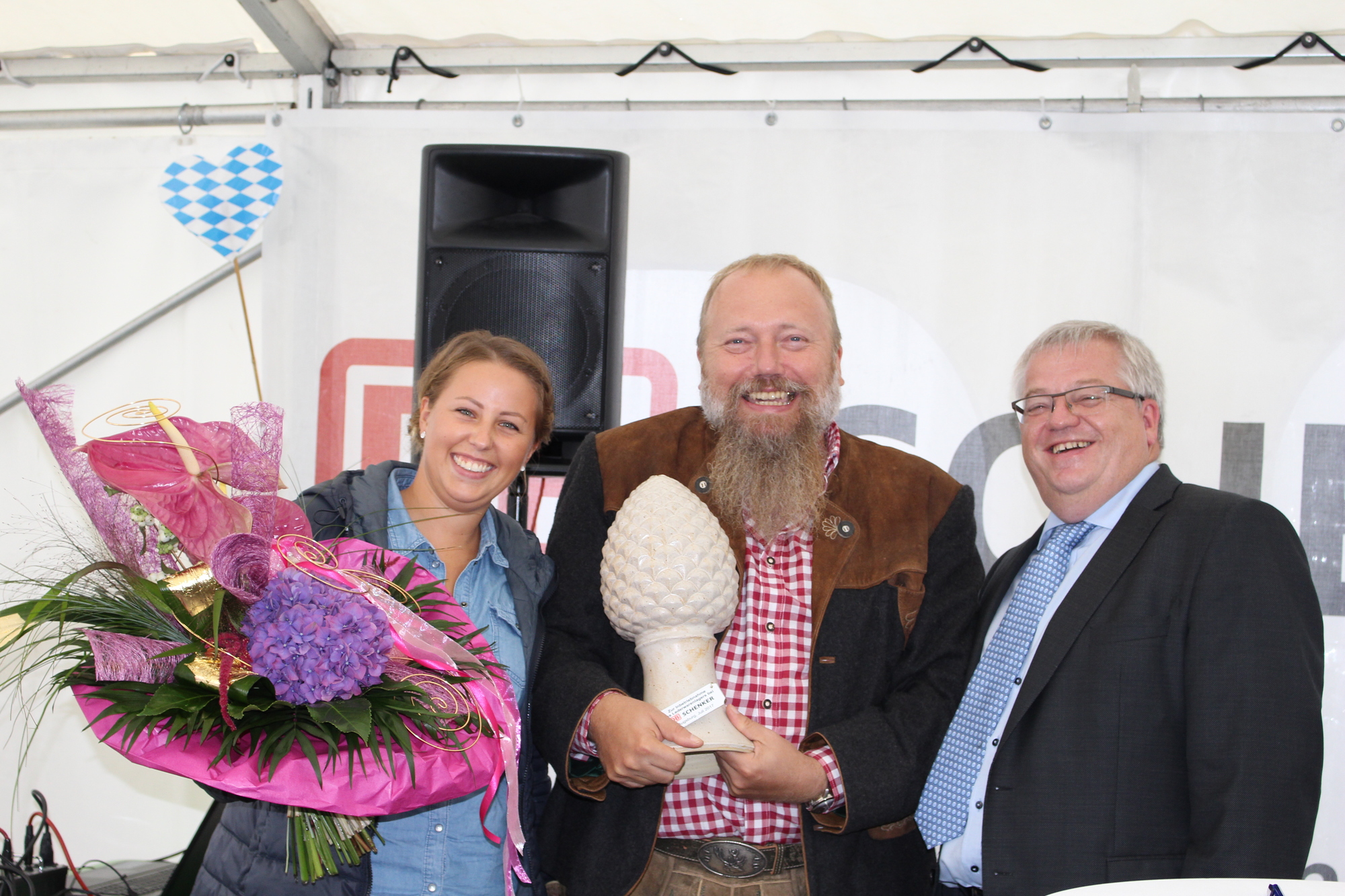 Der feierliche Startschuss für die neue Partnerschaft ist gefallen. Foto: Rebecca Weingarten / B4B WIRTSCHAFTSLEBEN SCHWABEN