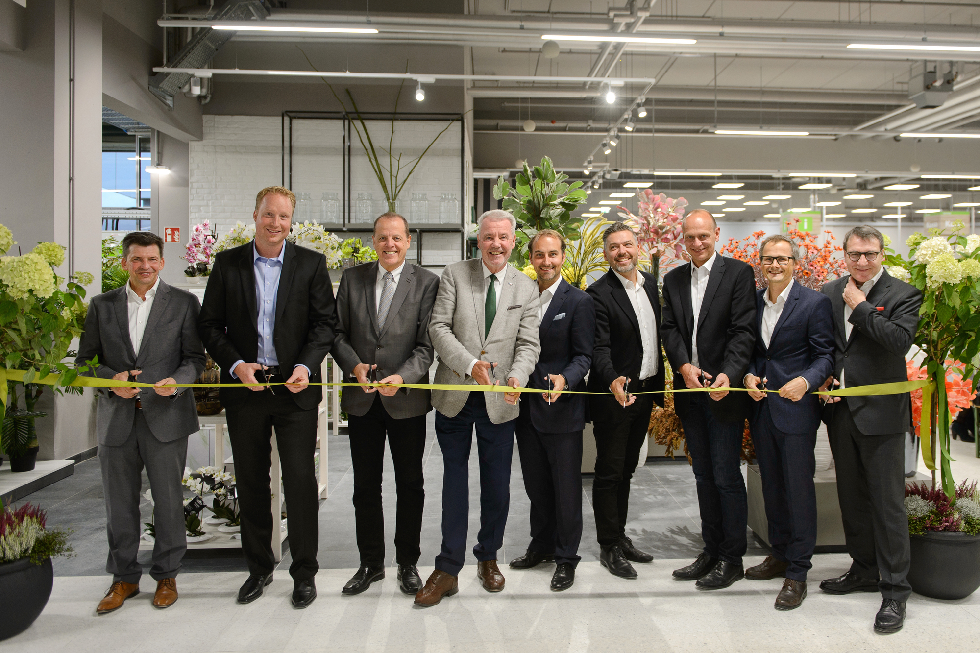 Bernhard Hönig (ganz rechts) und weitere eröffnen die neue Filiale in Wien. Foto: Dehner/Stefan Seelig