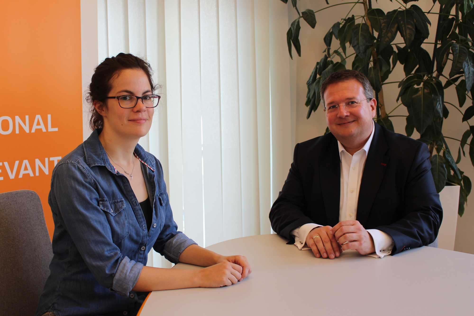Markus Funk (rechts) mit unserer Redakteurin Rebecca Weingarten. Foto: Isabell Walter / B4B WIRTSCHAFTSLEBEN SCHWABEN
