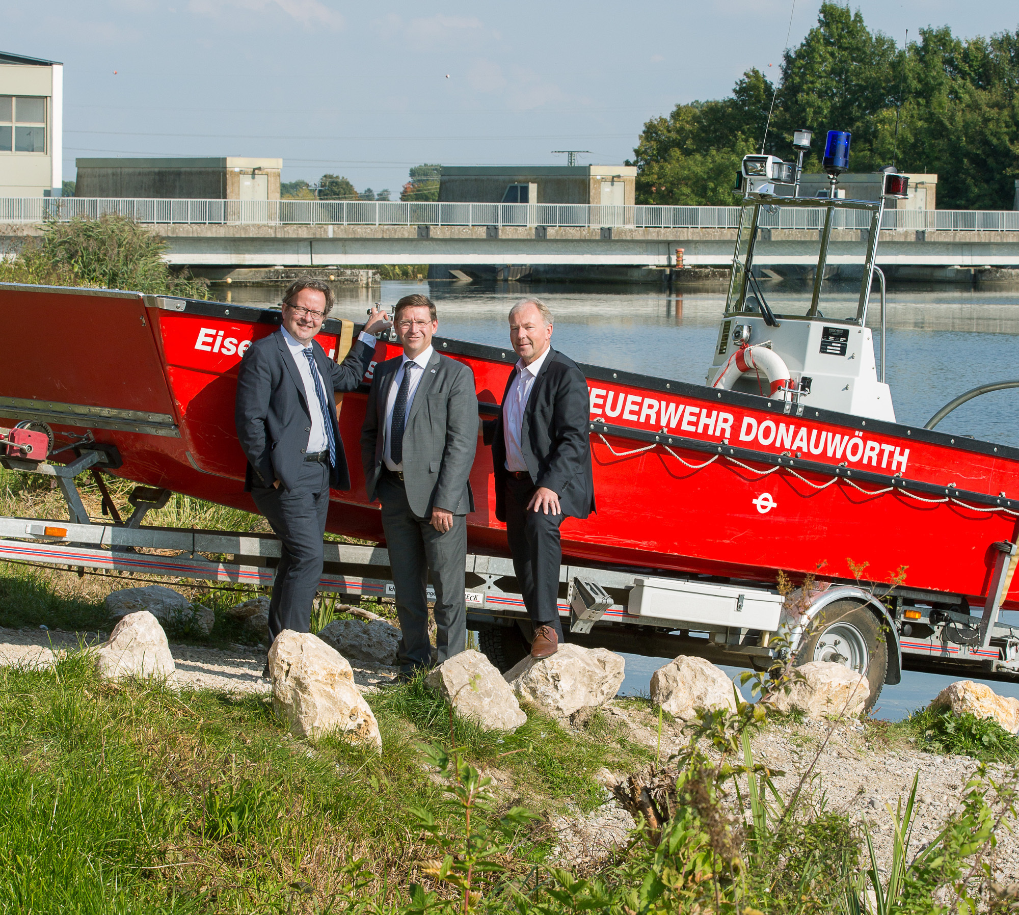 Armin Neudert, Stefan Rößle und Norbert Schürmann stellen neue Bootsanlagestelle vor. Foto: LEW / Christina Bleier