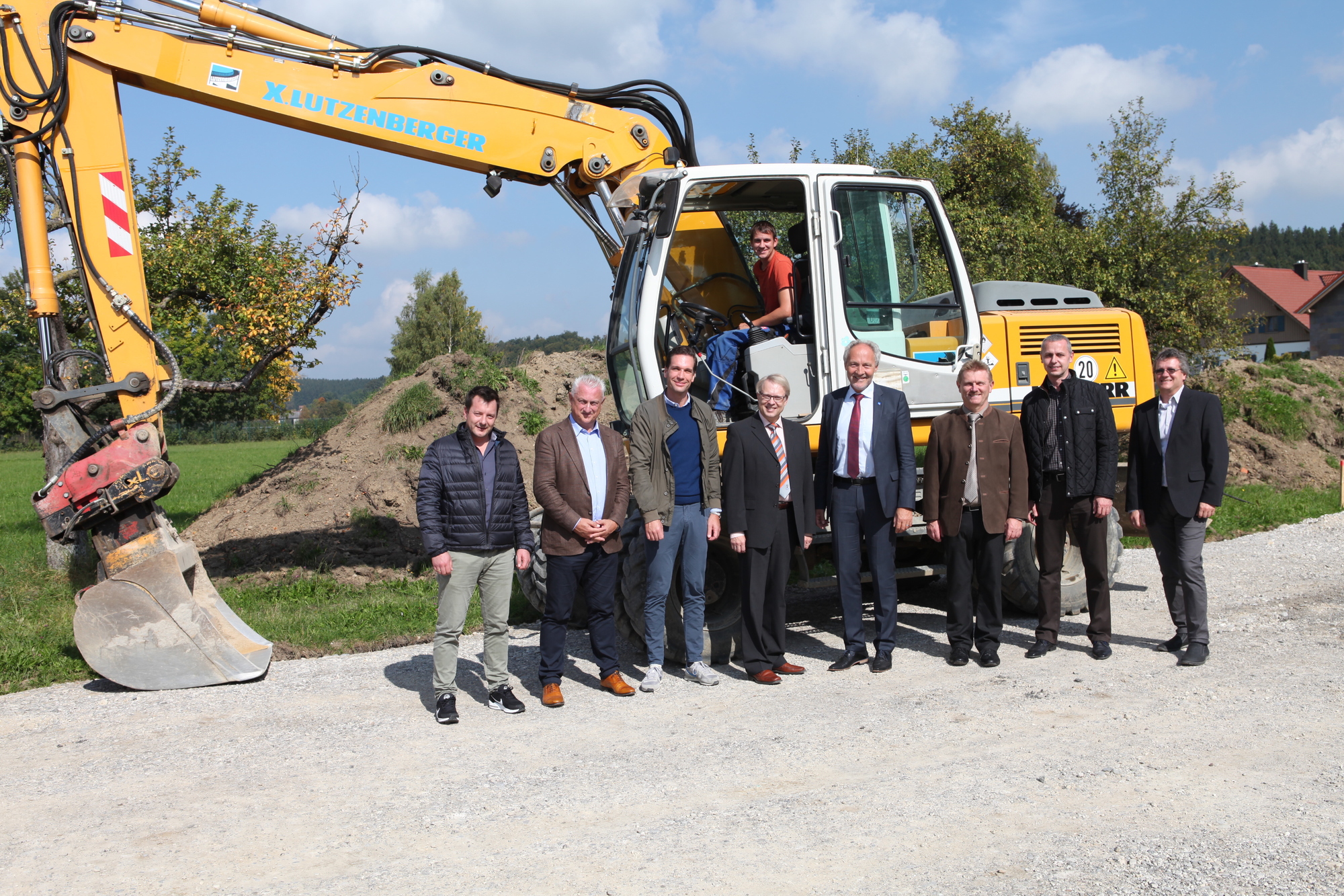 Der Spatenstich. Foto: Eva Büchele / Landratsamt Unterallgäu