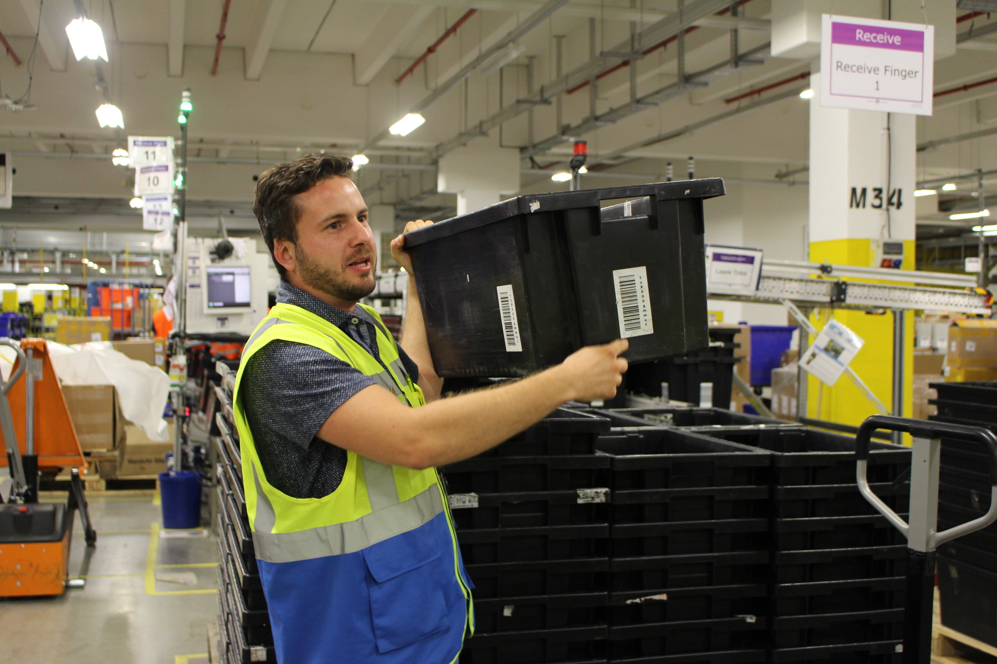 Standortleiter Johannes Weingärtner erklärt den Weg der Waren durch das Amazon-Lager. Foto: Walter/B4B WIRTSCHAFTSLEBEN SCHWABEN