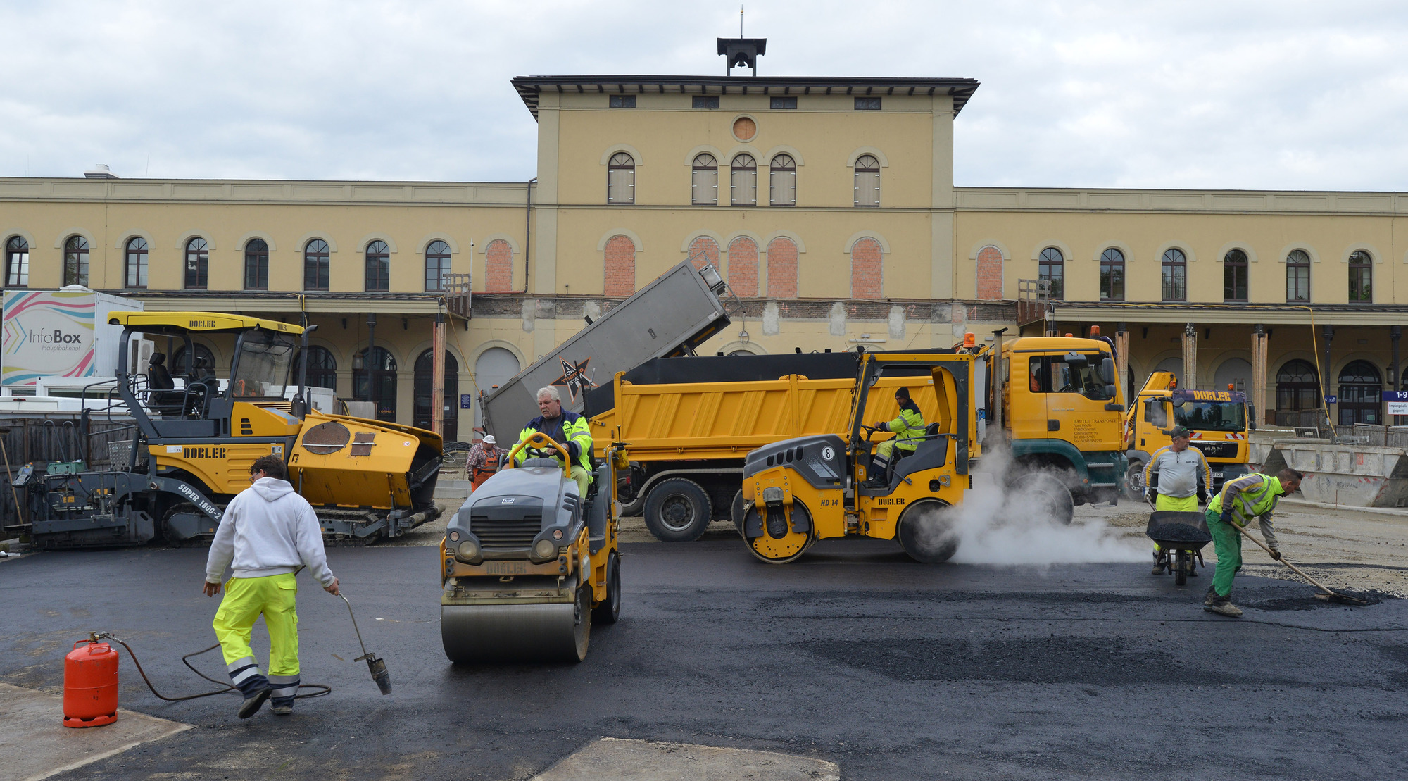 Das etwa 20 Meter tiefe Loch im Bahnhofsvorplatz wurde geschlossen. Foto: swa/Thomas Hosemann