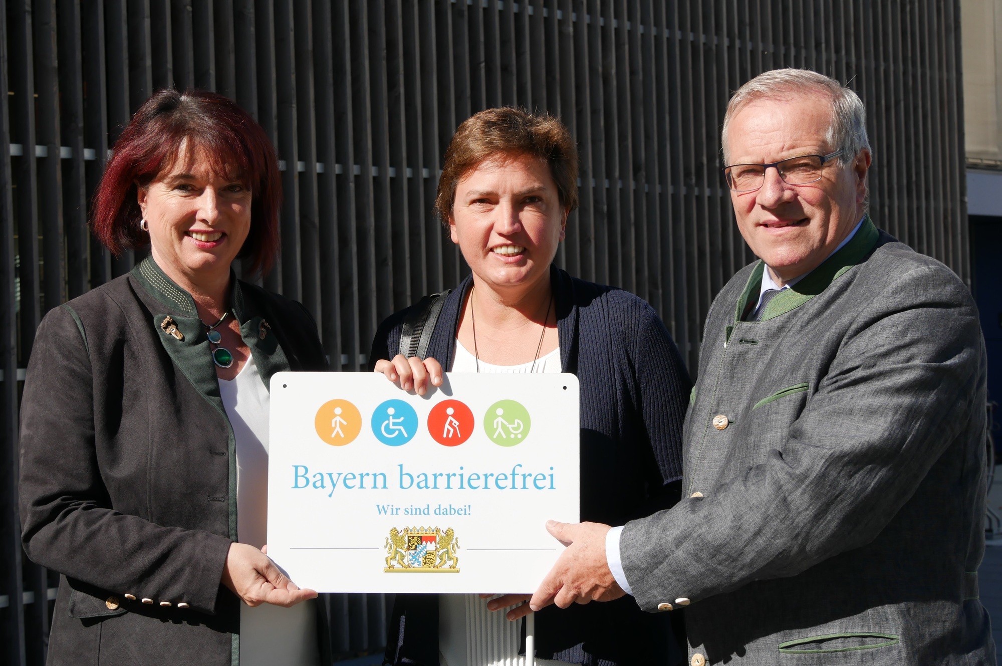 Maria Rita Zinnecker, Irmgard Badura und Johannes Hintersberger präsentieren das Signet. Foto: Landratsamt Ostallgäu