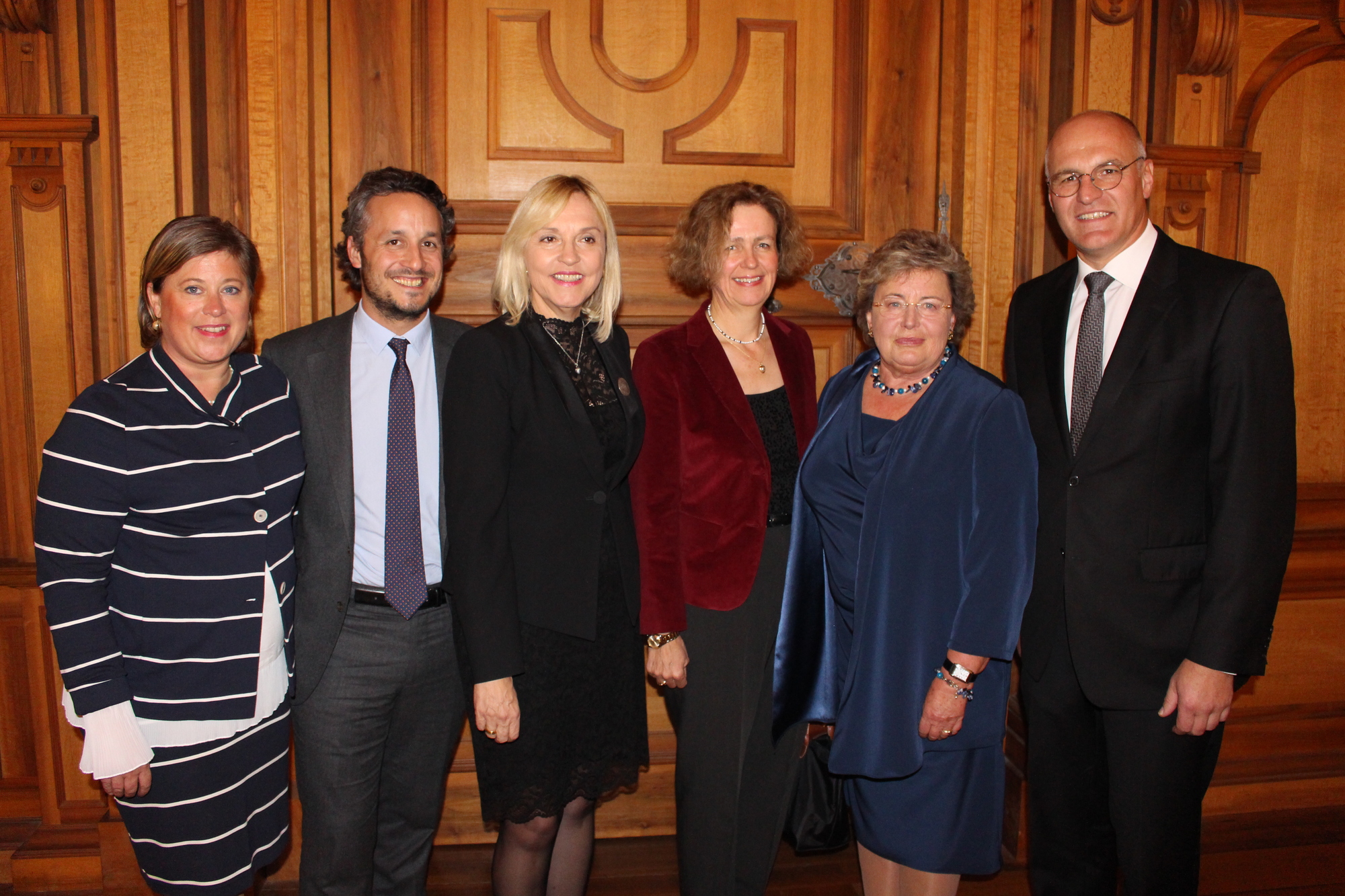 Beate Merk (m.) und Dr. Kurt Gribl (r.) mit Mitgliedern des Fugger'schen Familienseniorats. Foto: B4B WIRTSCHAFTSLEBEN SCHWABEN