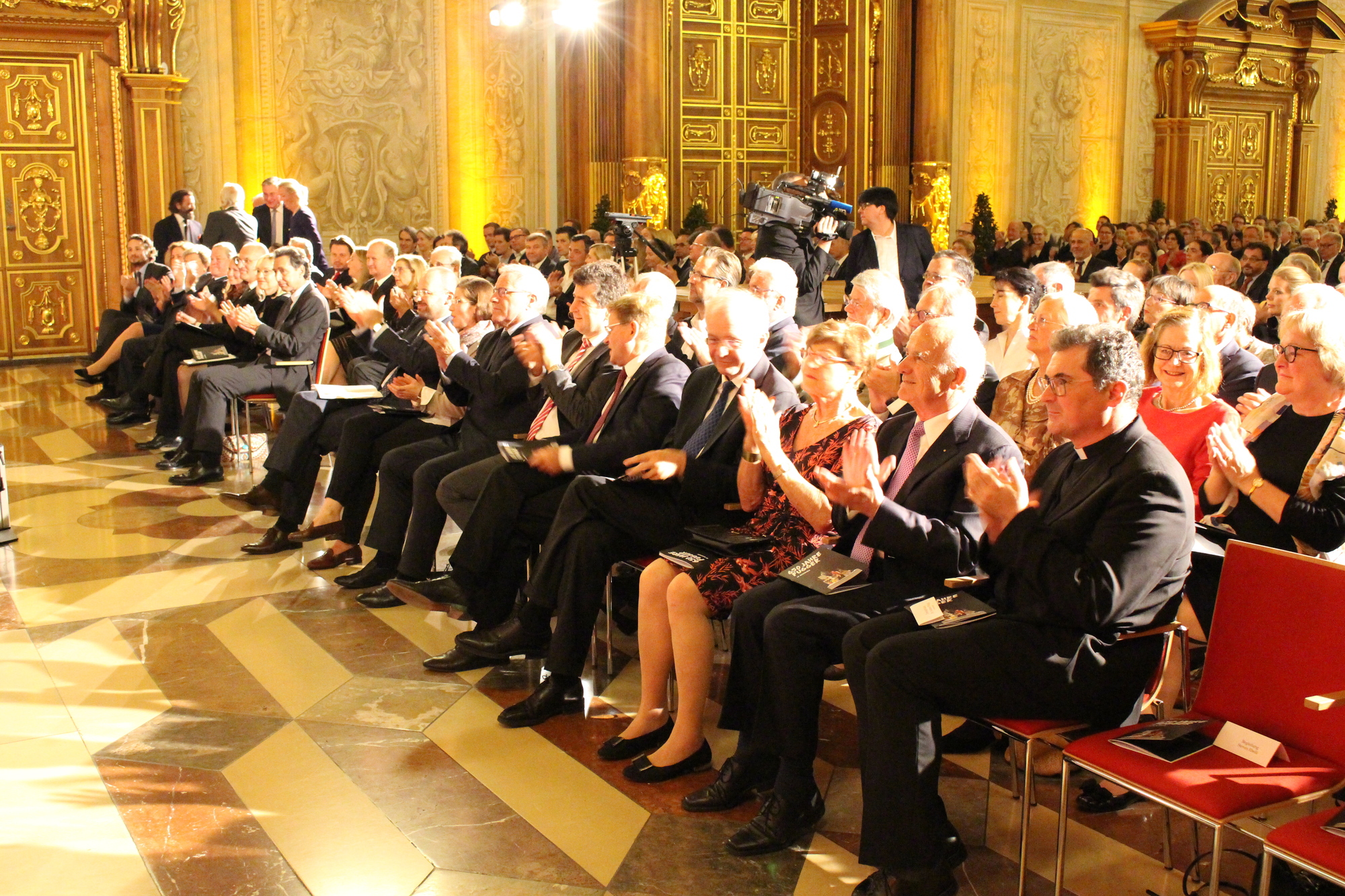 Zahlreiche Gäste kamen zum Empfang in den Goldenen Saal. Foto: Iris Zeilnhofer/B4B WIRTSCHAFTSLEBEN SCHWABEN