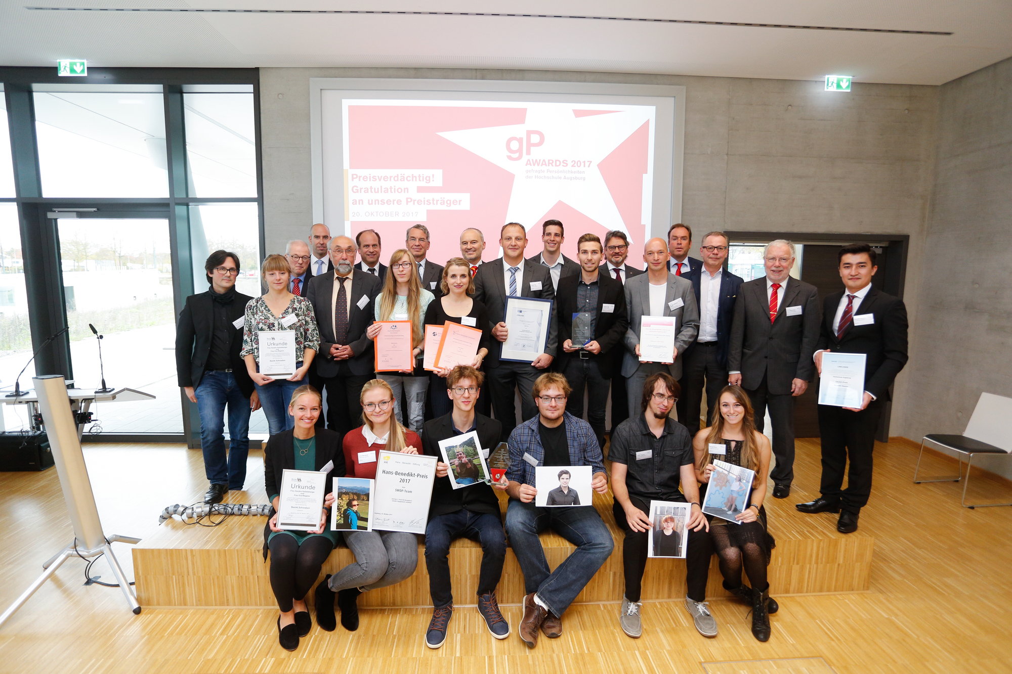 Die Preisträger mit den Stiftern, Laudatoren und dem Präsidium. Foto: Matthias Leo | Hochschule Augsburg