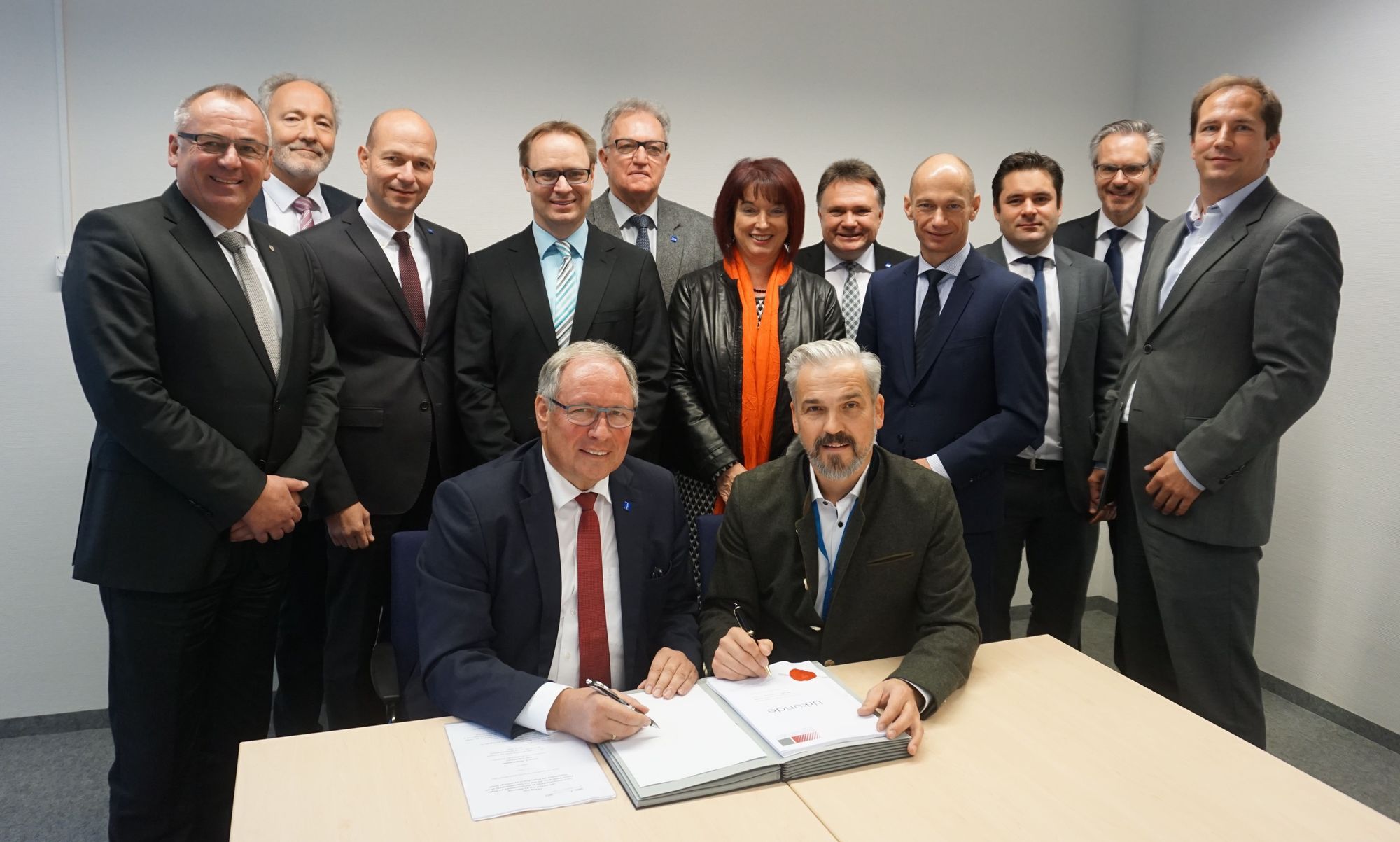 Der Notartermin wurde zum Gipfeltreffen führender Politiker der Region. Foto: Flughafen Memmingen/Karin Ettmüller