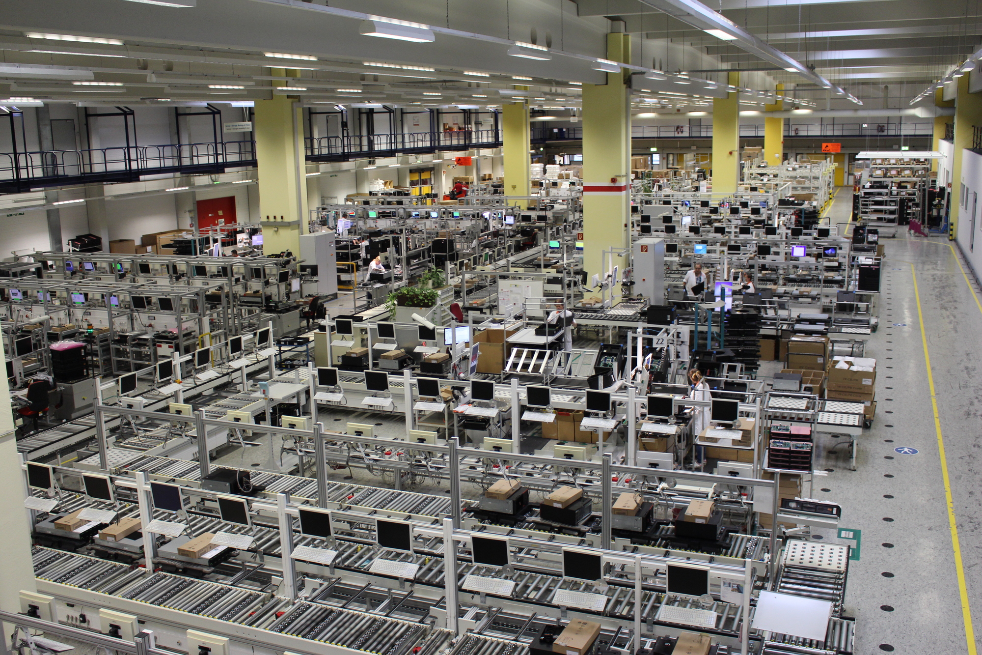 In der Produktion von Fujitsu in Augsburg.