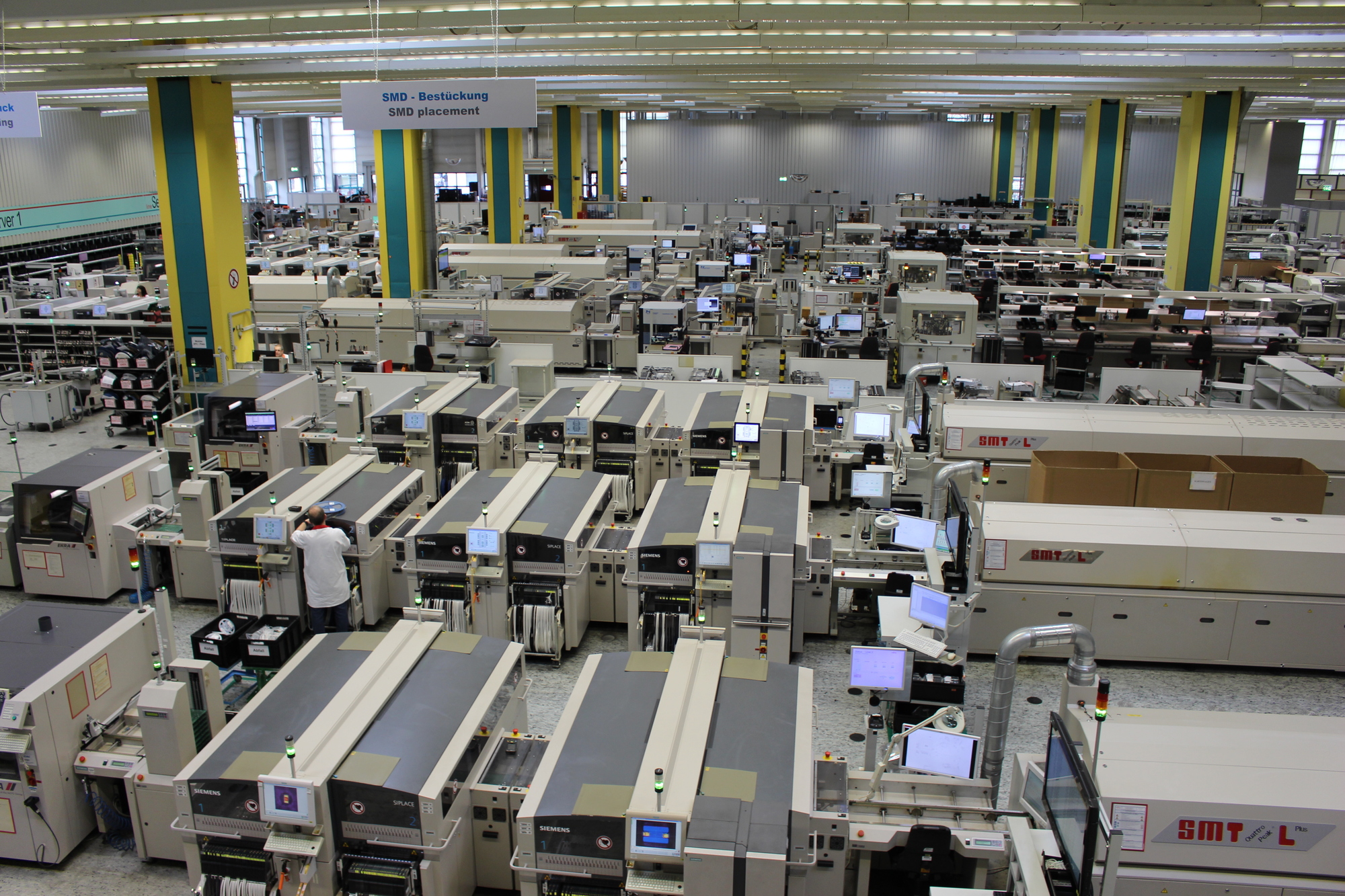 In der SMD-Bestückung der Mainboard-Produktion.