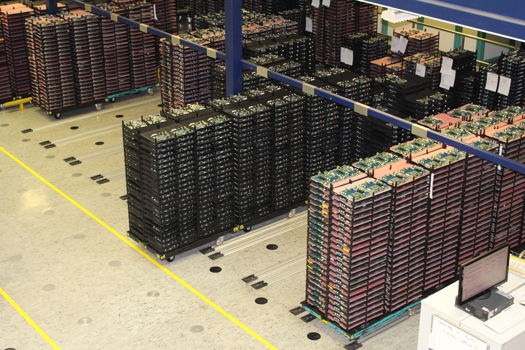 Auf Paletten stapeln sich die Mainboards des Augsburger Computer-Herstellers.