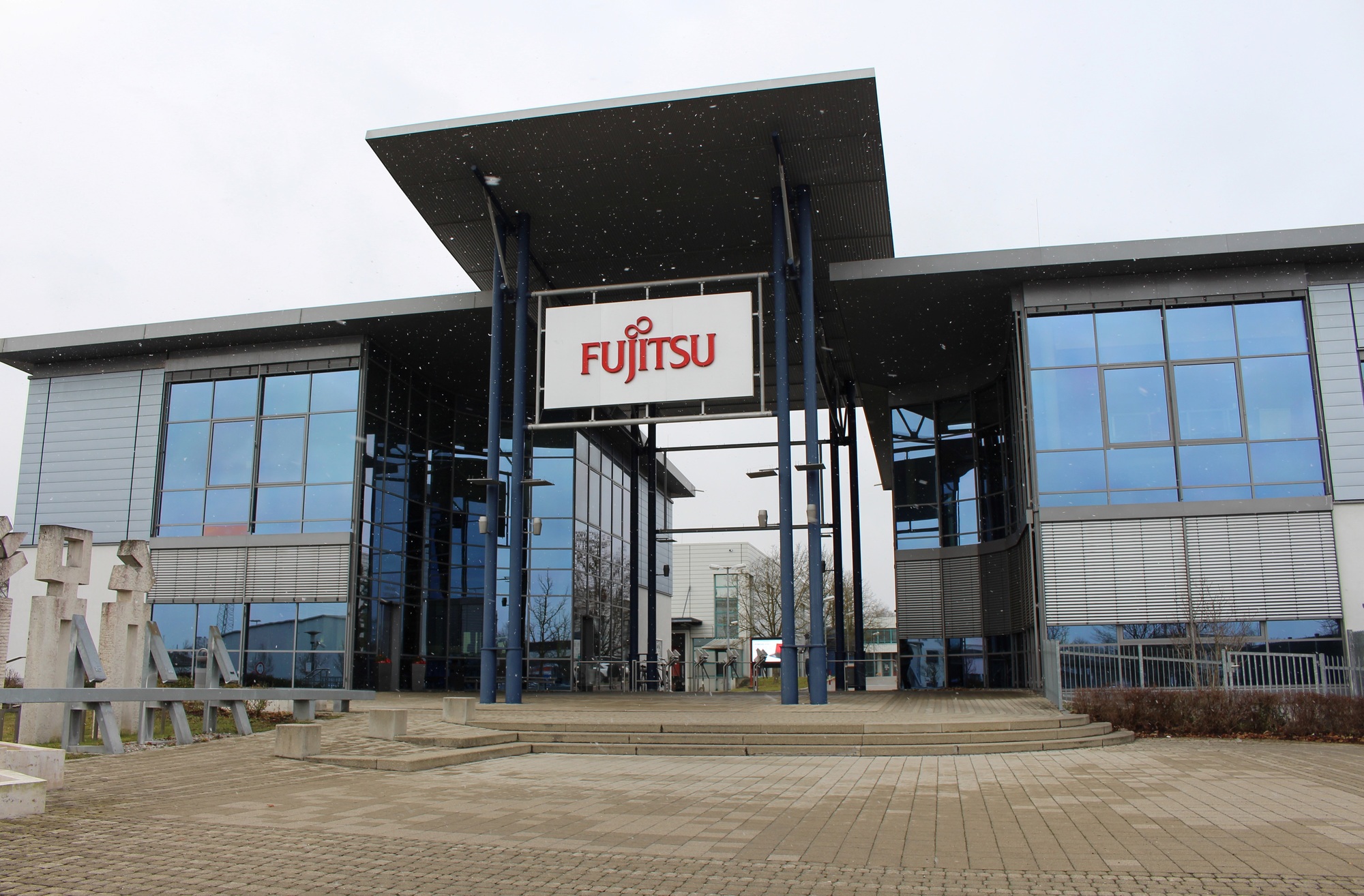 Der Eingang zum Fujitsu-Werk in Augsburg.