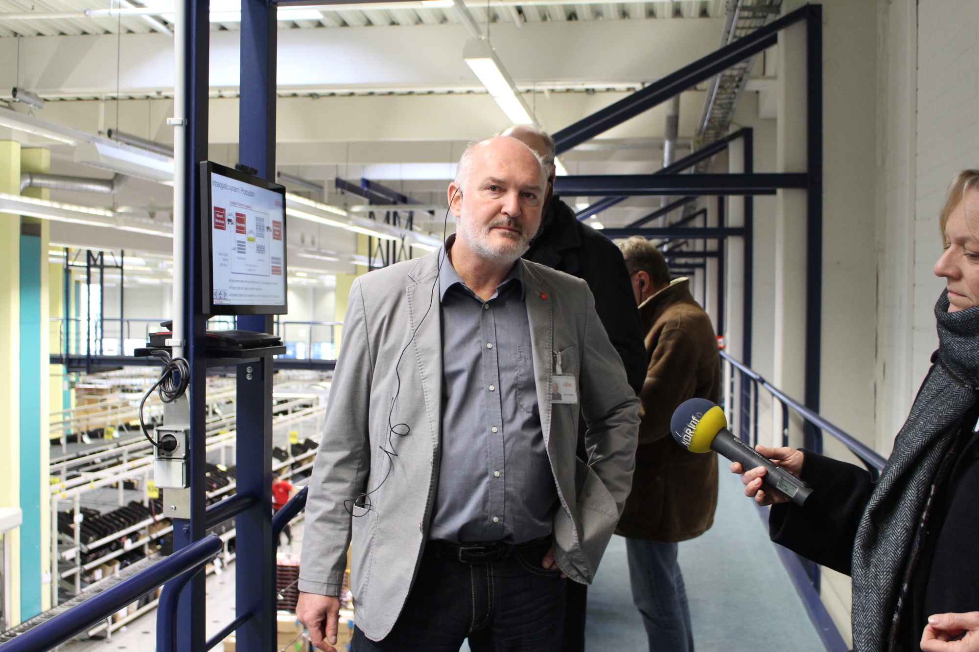 Karlheinz Wintergerster führt durch die Produktion.