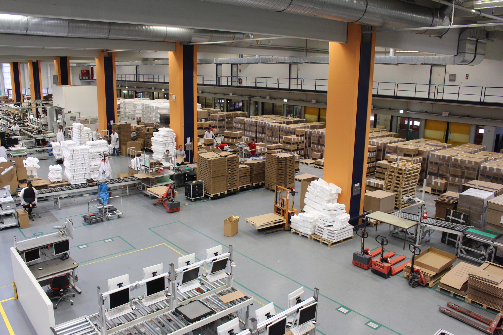Zum Schluss werden die Produkte verpackt und an die Distributoren versendet.