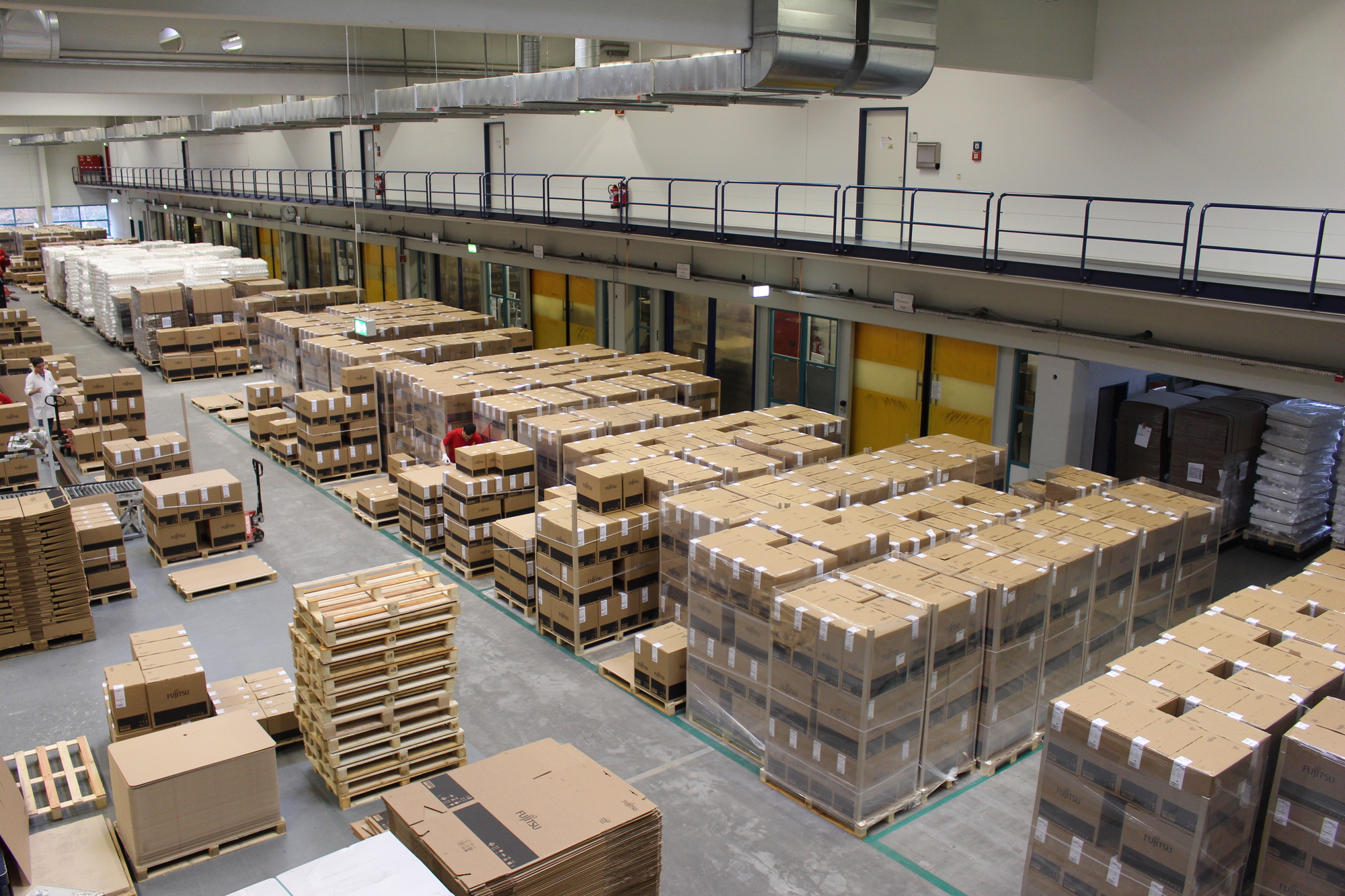Die Pakete verlassen palettenweise das Werk in Augsburg.