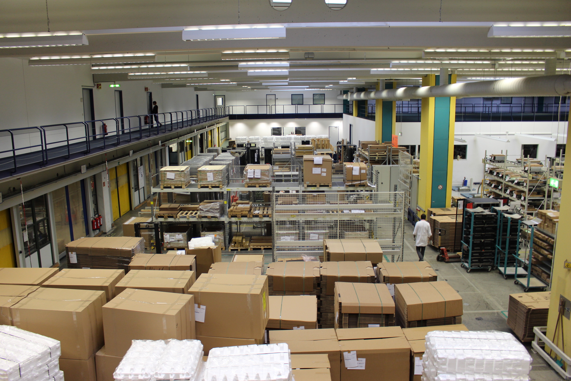 Gerade beim Verpacken sind aufgrund der schweren Geräte häufig Männer beschäftigt.