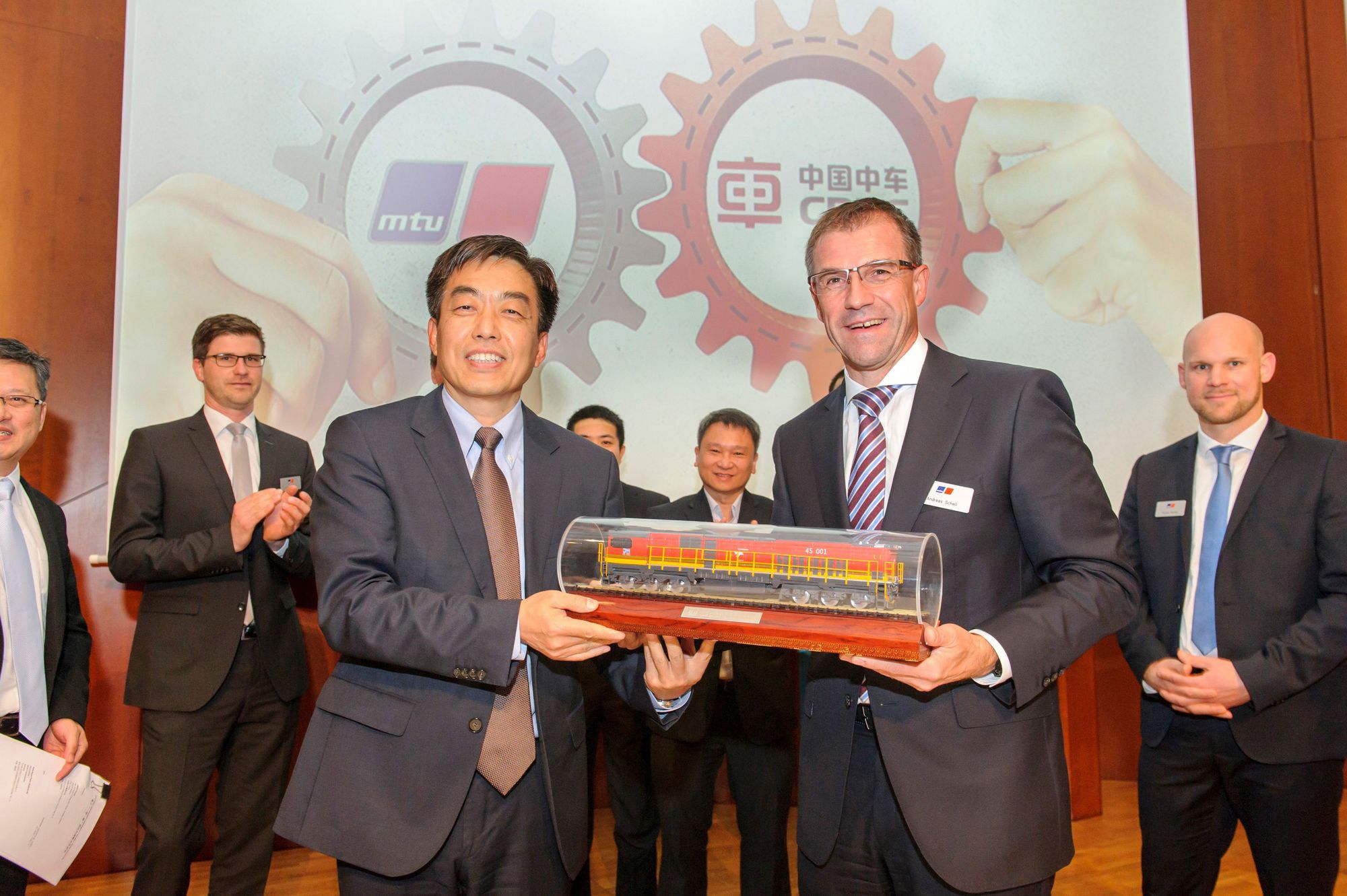 Dayong Chen und Andreas Schell. Foto: Rolls-Royce Power Systems AG