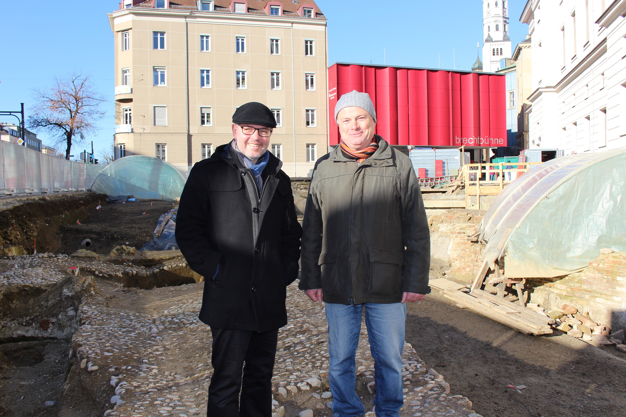 Baudirektor Norbert Reinfuss und Stadtarchäologe Günther Fleps führten durch die Ausgrabungen am Stadttheater.
