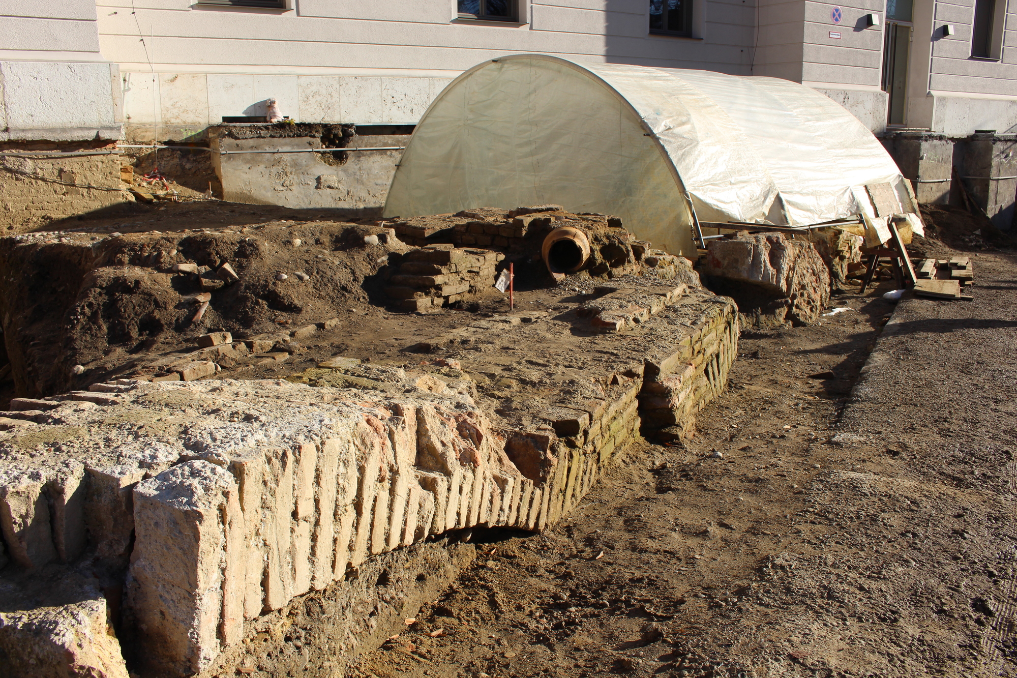 In mehreren Zelten können die Archäologen wettergeschützt arbeiten.