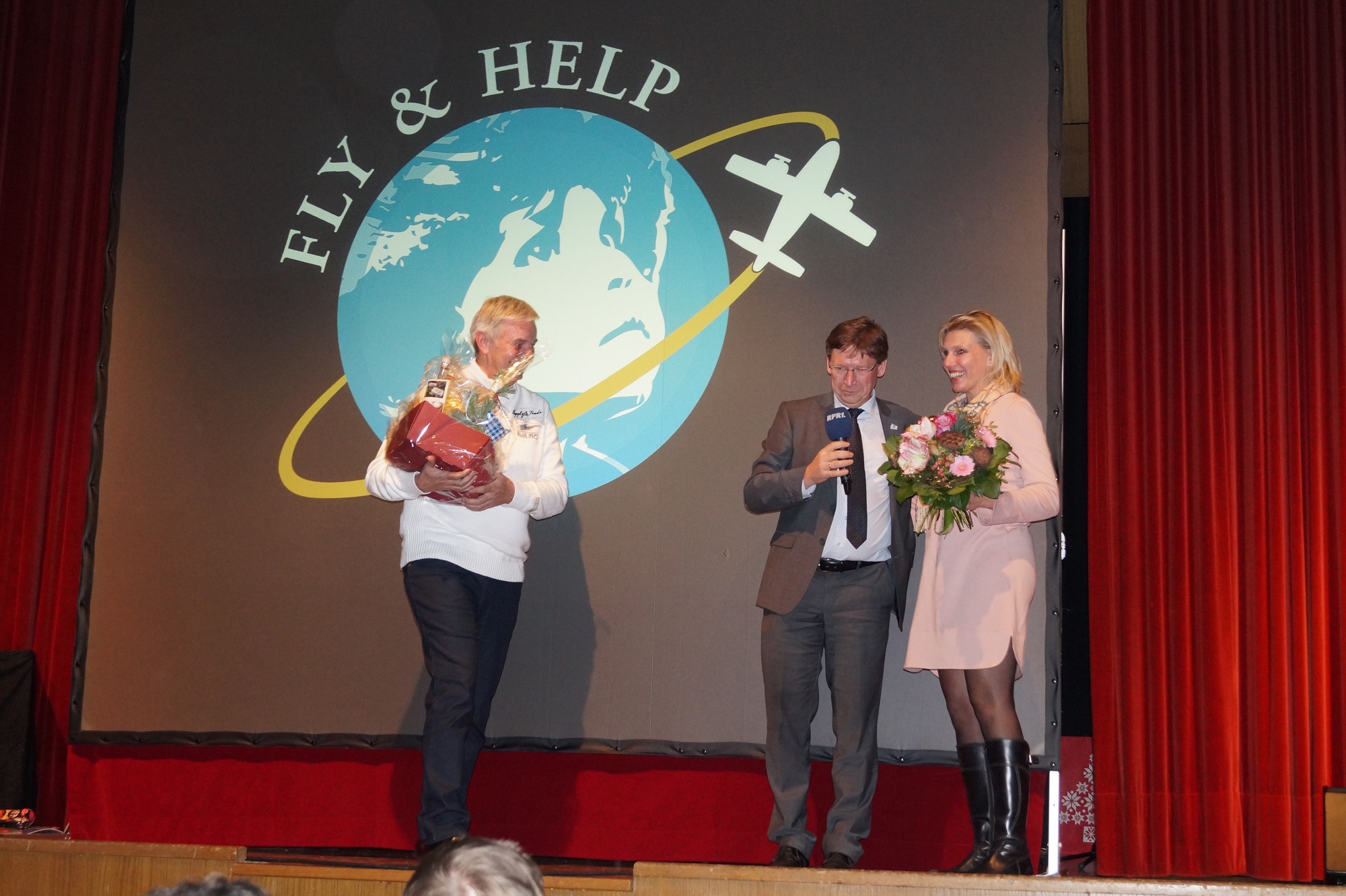Landrat Stefan Rößle bedankte sich bei Reiner Meutsch und Pia Schmitz-Formes. Foto: Simon Kapfer, Landratsamt Donau-Ries