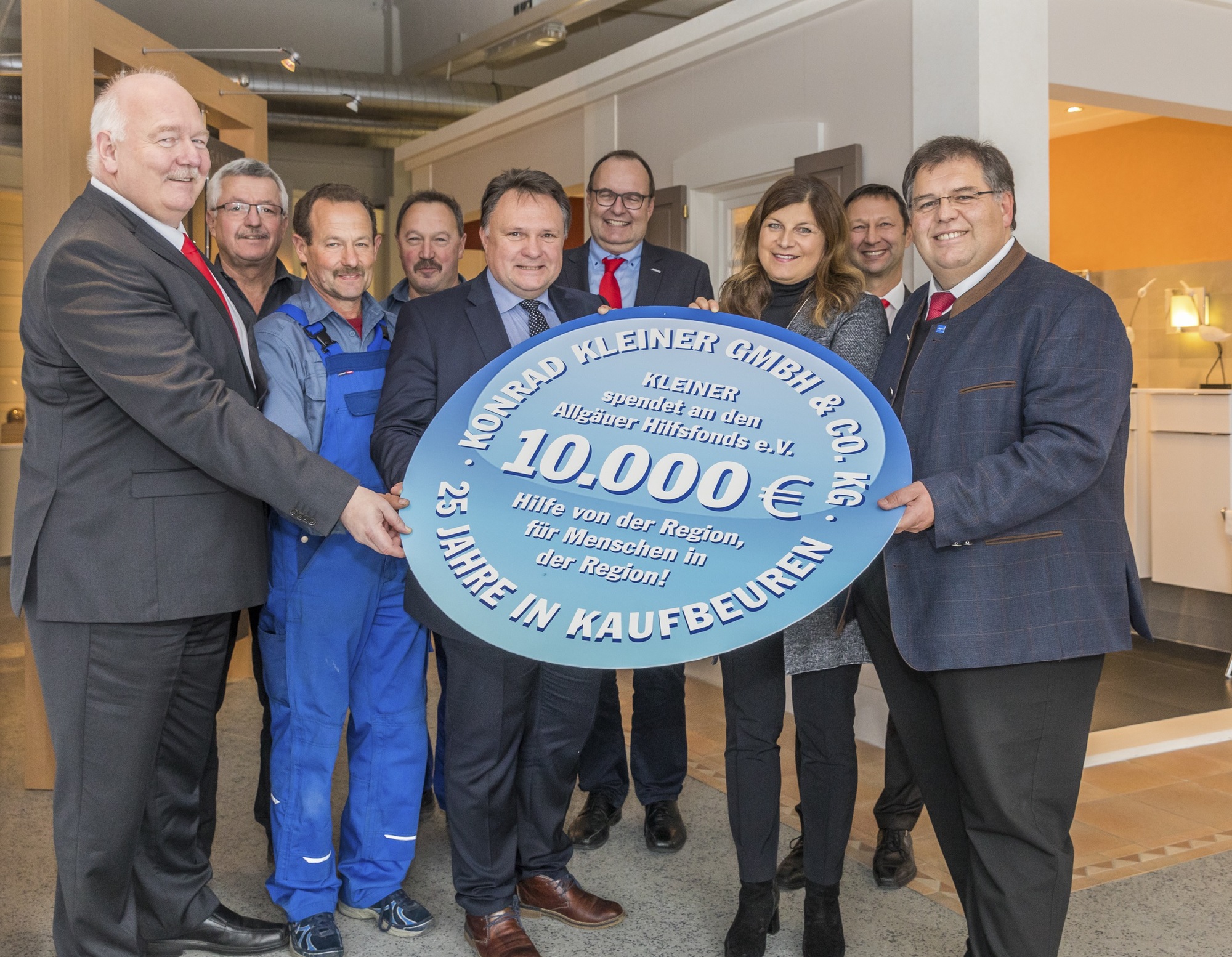 KLEINER und der Allgäuer Hilfsfonds e.V. bei der Spendenübergabe. Foto: KONRAD KLEINER GmbH & Co. KG