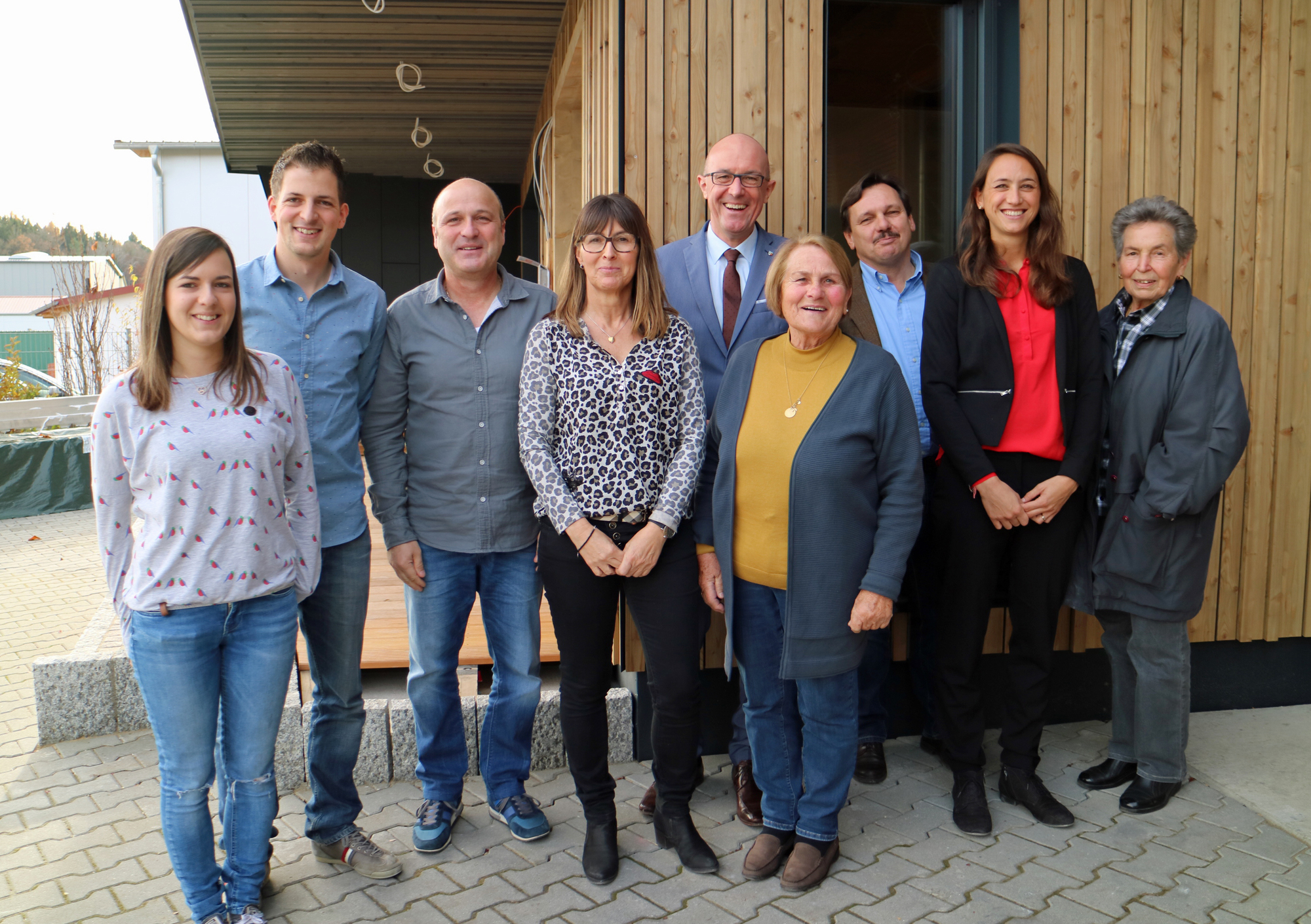 Landrat Metzger (m.) und Bürgermeister Reithmeir (3.v.r.) bei der Zimmerei Fischer. Foto: LRA Aichach-Friedberg, Wolfgang Müller