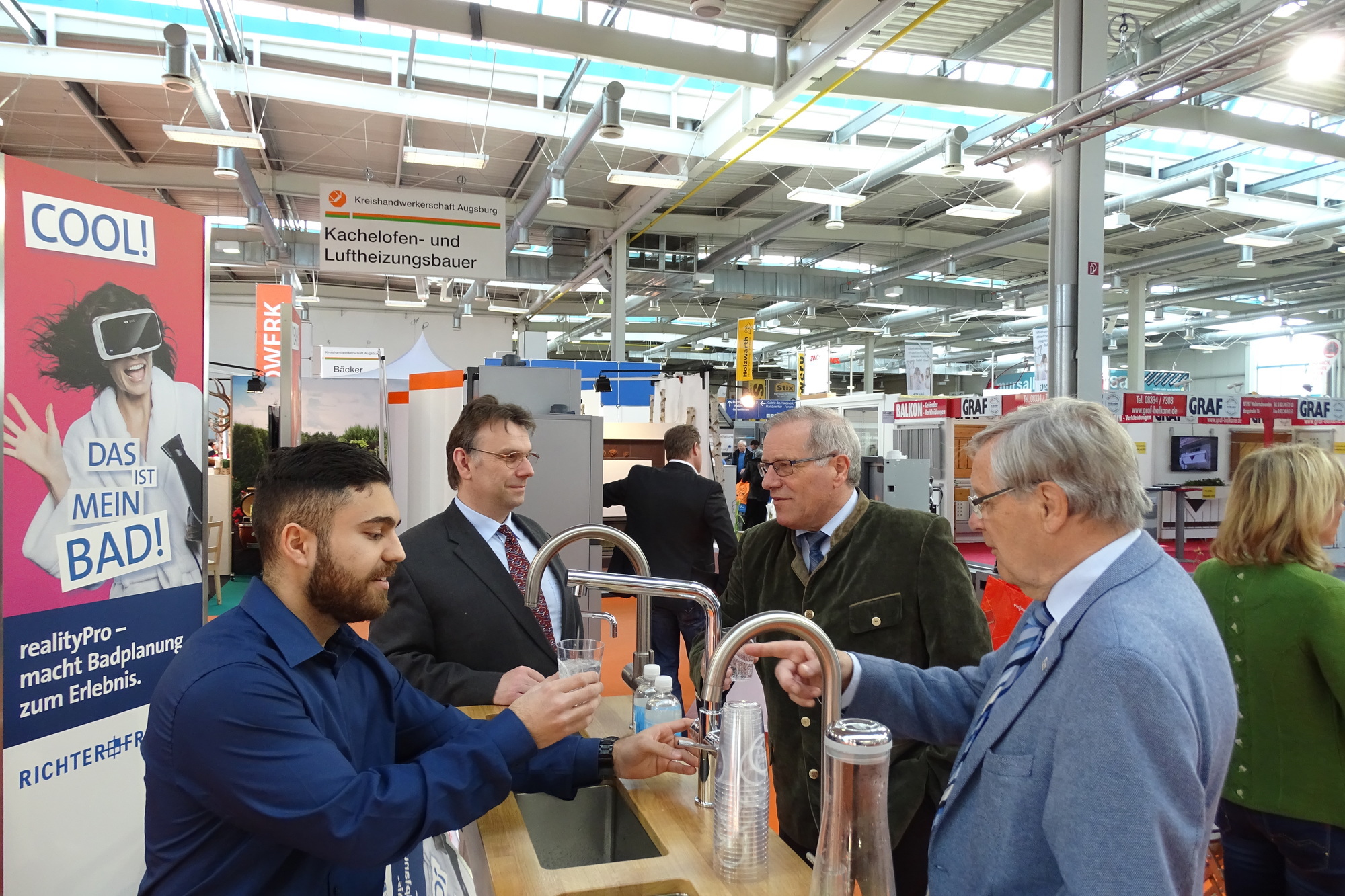 Johannes Hintersberger (2.v.r.) und Heiko Könicke (rechts) auf der Messe. Foto: Abgeordnetenbüro Johannes Hintersberger