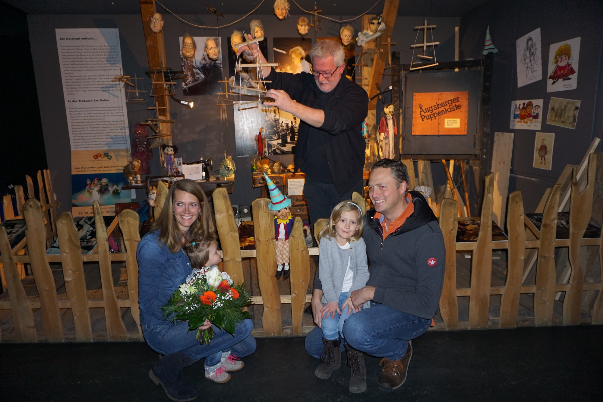 Familie Siegler (vorne), Klaus Marschall (hinten) und das Augsburger Kasperl. Foto: Tanja Gayer