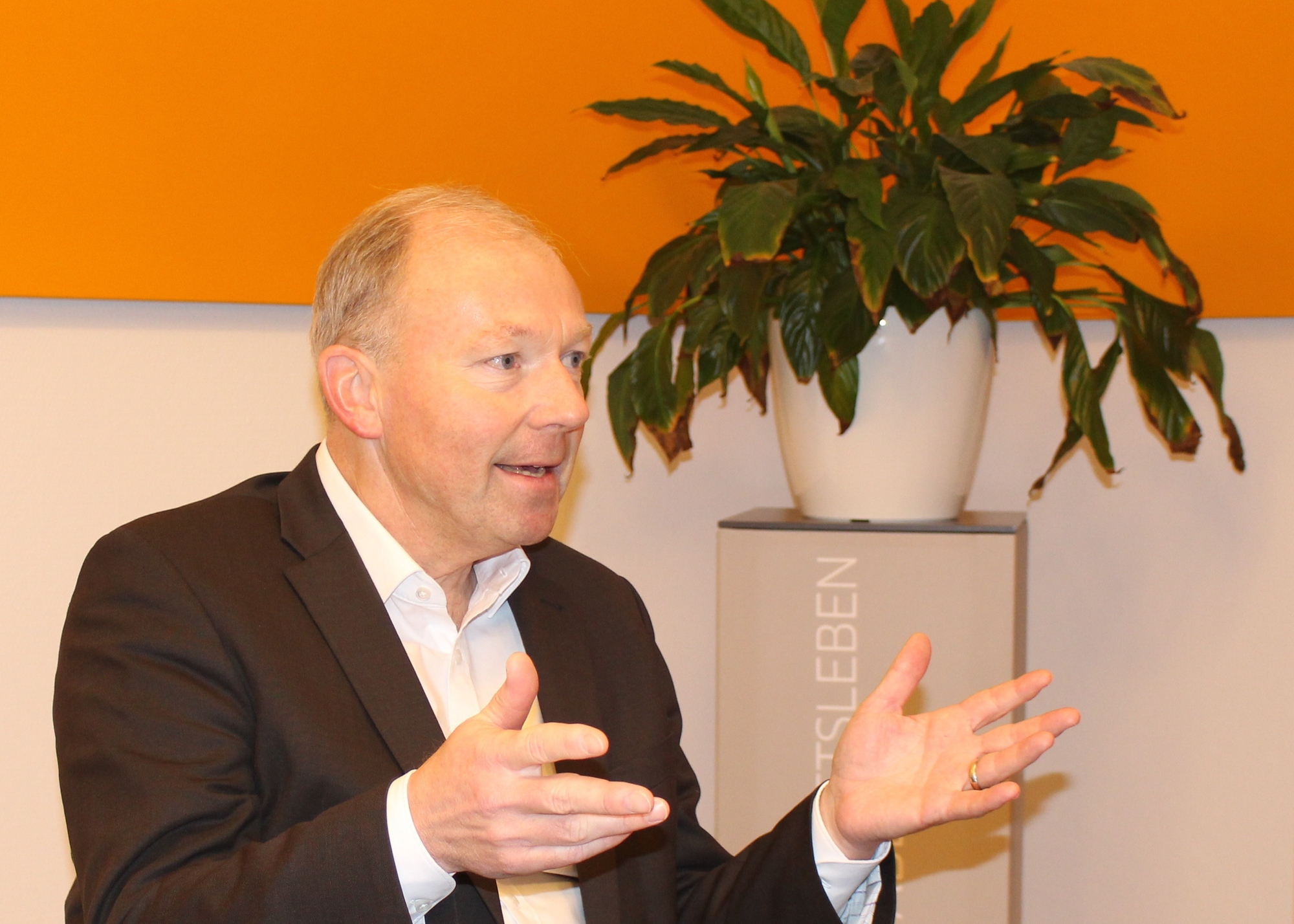 LEW-Vorstandsmitglied Norbert Schürmann zu Gast in unserer Redaktion. Foto: Isabell Walter / B4B WIRTSCHAFTSLEBEN SCHWABEN