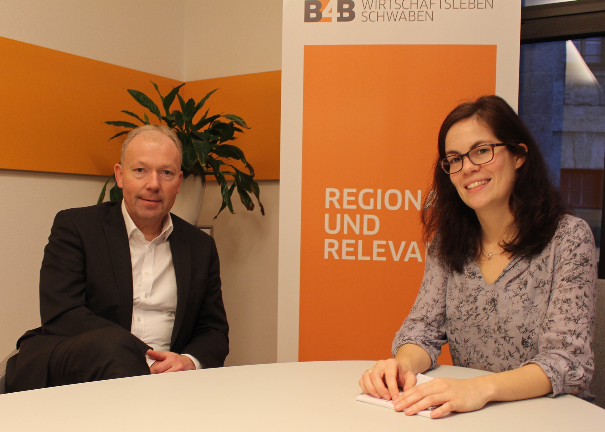LEW-Vorstandsmitglied Norbert Schürmann zusammen mit unserer Redakteurin Rebecca Weingarten. Foto: B4B WIRTSCHAFTSLEBEN SCHWABEN