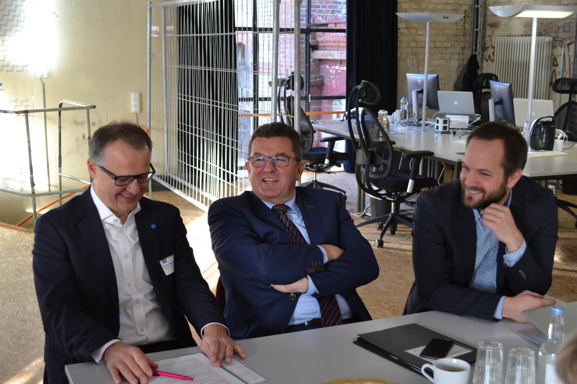 Wirtschaftsstaatssekretär Pschierer (Mitte) zu Gast im Gründerzentrum Allgäu. Foto: Allgäu GmbH