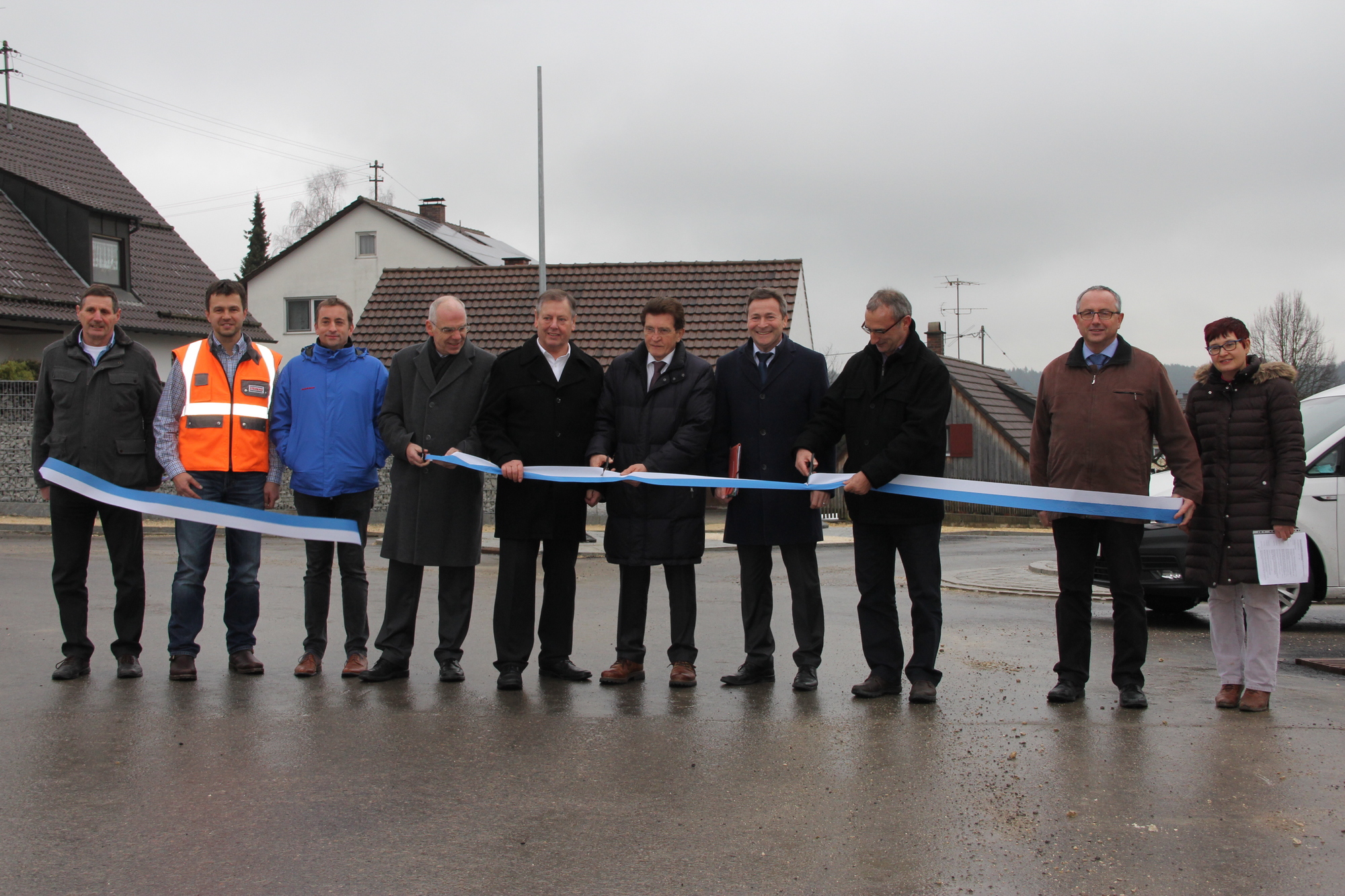 Seit Mittwoch rollt der Verkehr über den neuen Kreisverkehr in der Ortsdurchfahrt Zusamaltheim. Foto: Landratsamt Dillingen