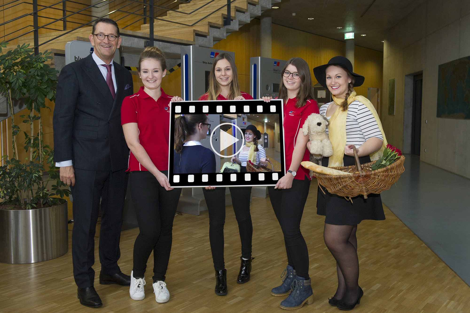 Marcus A. Wassenberg mit Katrin Ploche, Alina Martin, Jessica Burghardt und Hannah Noger. Foto: Rolls-Royce Power Systems AG