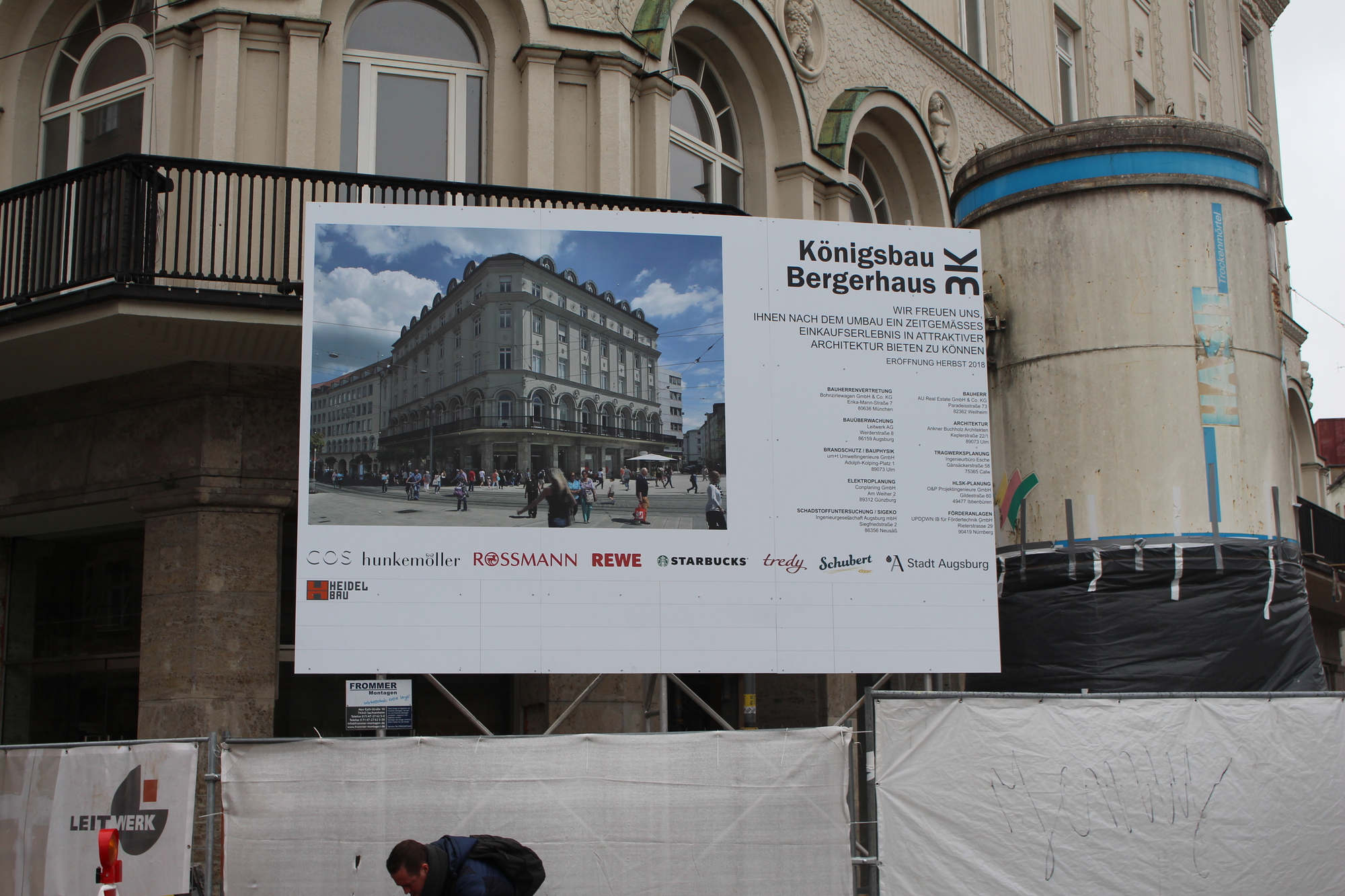 Die Bautafel am K&L-Gebäude verrät die neuen Mieter. Foto: Hannes Depner/B4B WIRTSCHAFTSLEBEN SCHWABEN