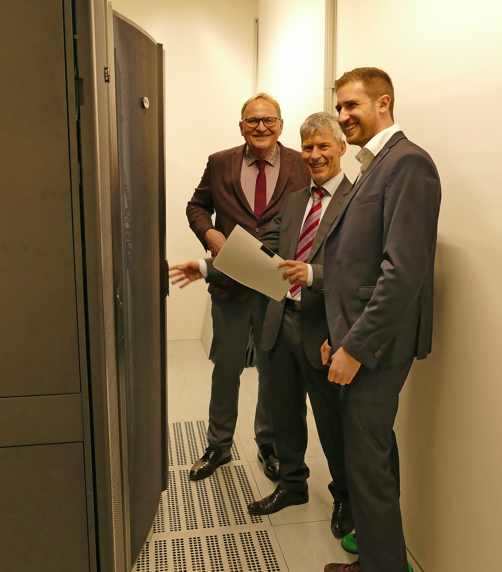 Blick ins neue Rechenzentrum im Neubau an der Friedberger Straße in Augsburg. Foto: Angelika Pudellek / DR. GRANDEL Pressestelle